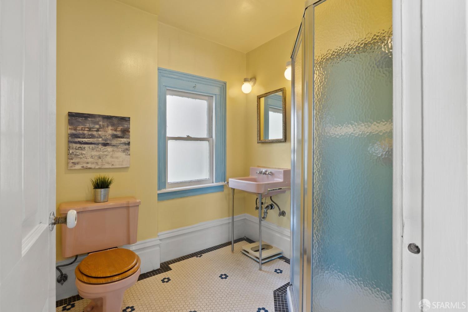 Detail Gallery Image 33 of 41 For 1227 International Blvd, Oakland,  CA 94606 - 3 Beds | 3 Baths