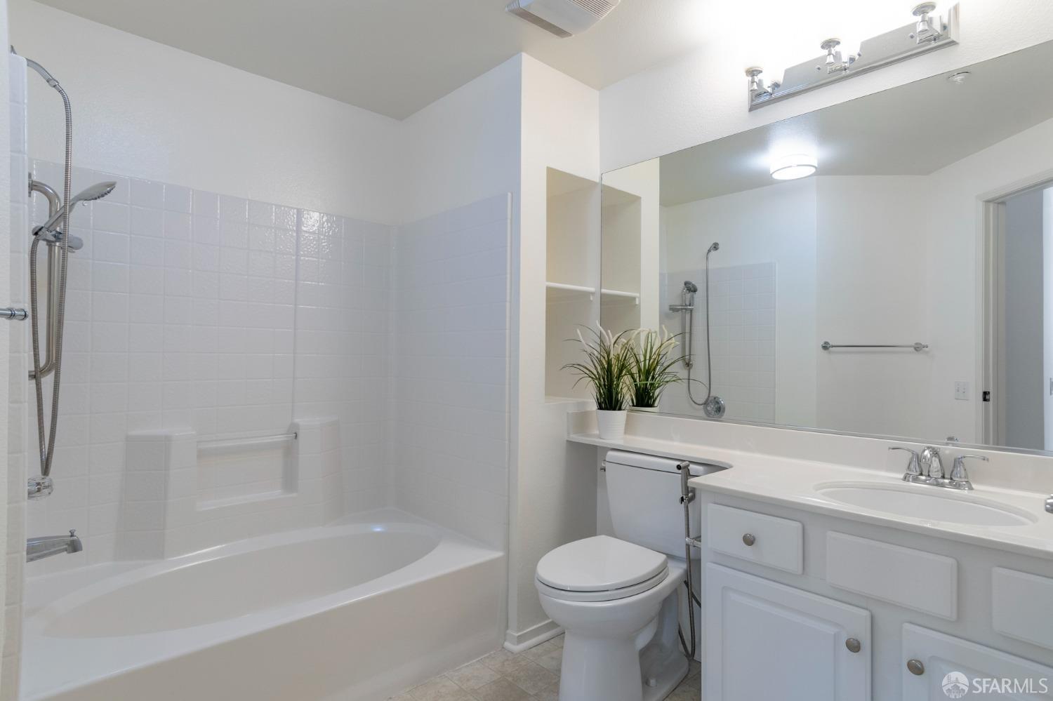 Detail Gallery Image 11 of 36 For 280 Caldecott Ln #313,  Oakland,  CA 94618 - 2 Beds | 2 Baths