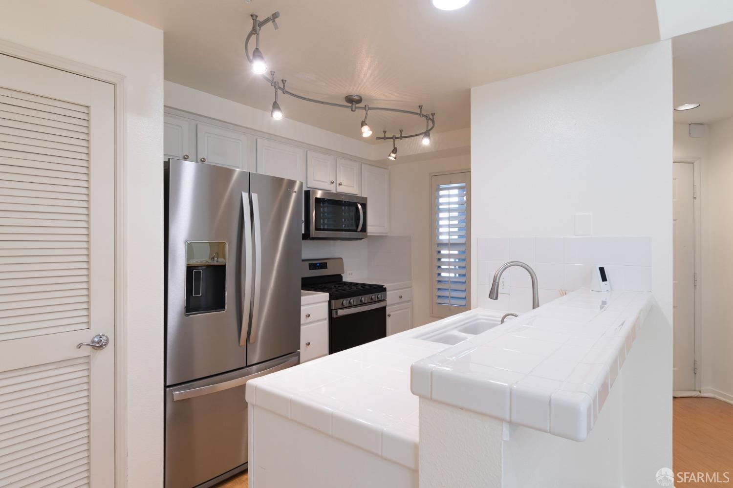 Detail Gallery Image 5 of 36 For 280 Caldecott Ln #313,  Oakland,  CA 94618 - 2 Beds | 2 Baths