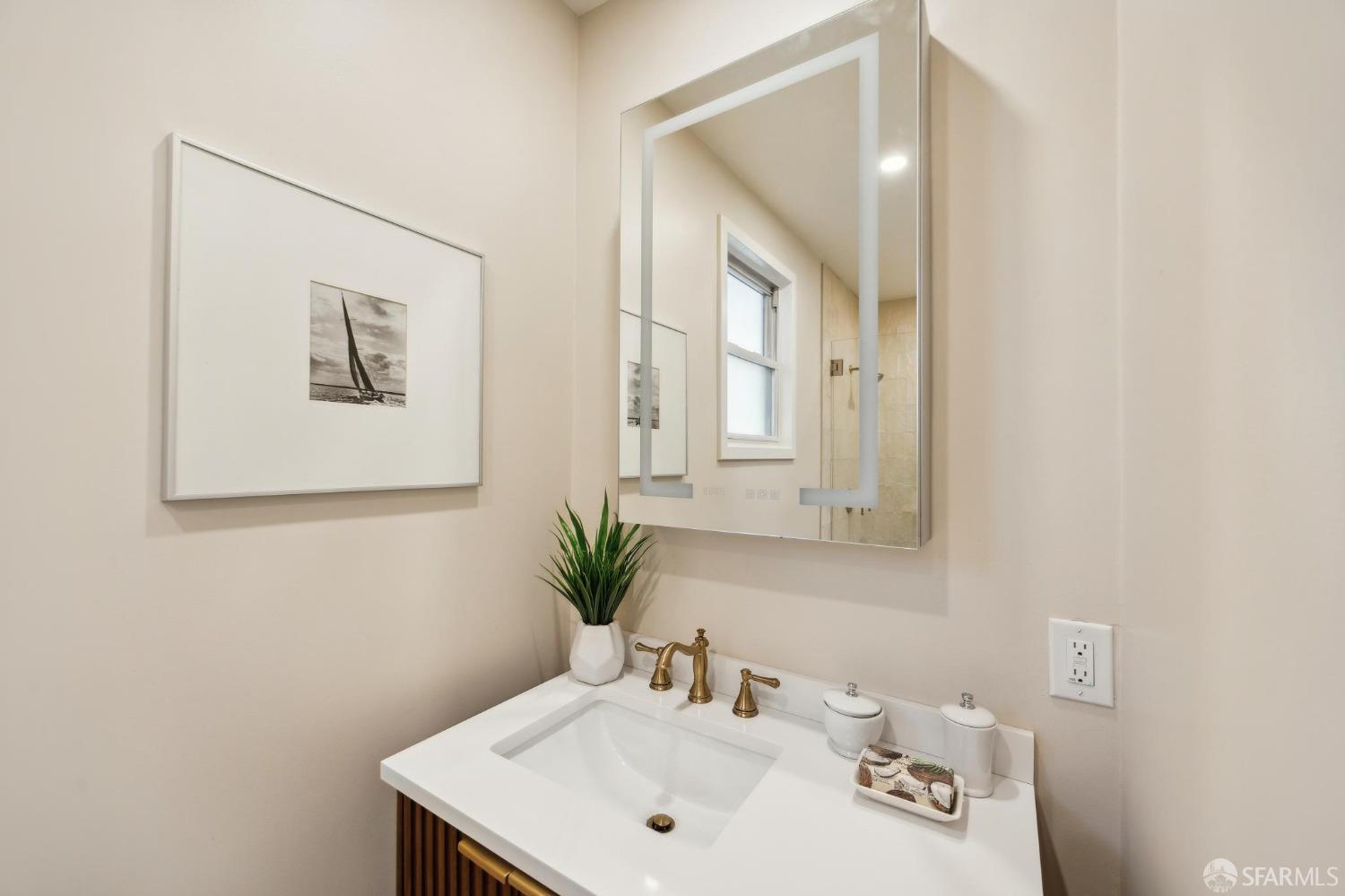 Detail Gallery Image 28 of 36 For 1180 De Haro St #B,  San Francisco,  CA 94107 - 2 Beds | 1/1 Baths