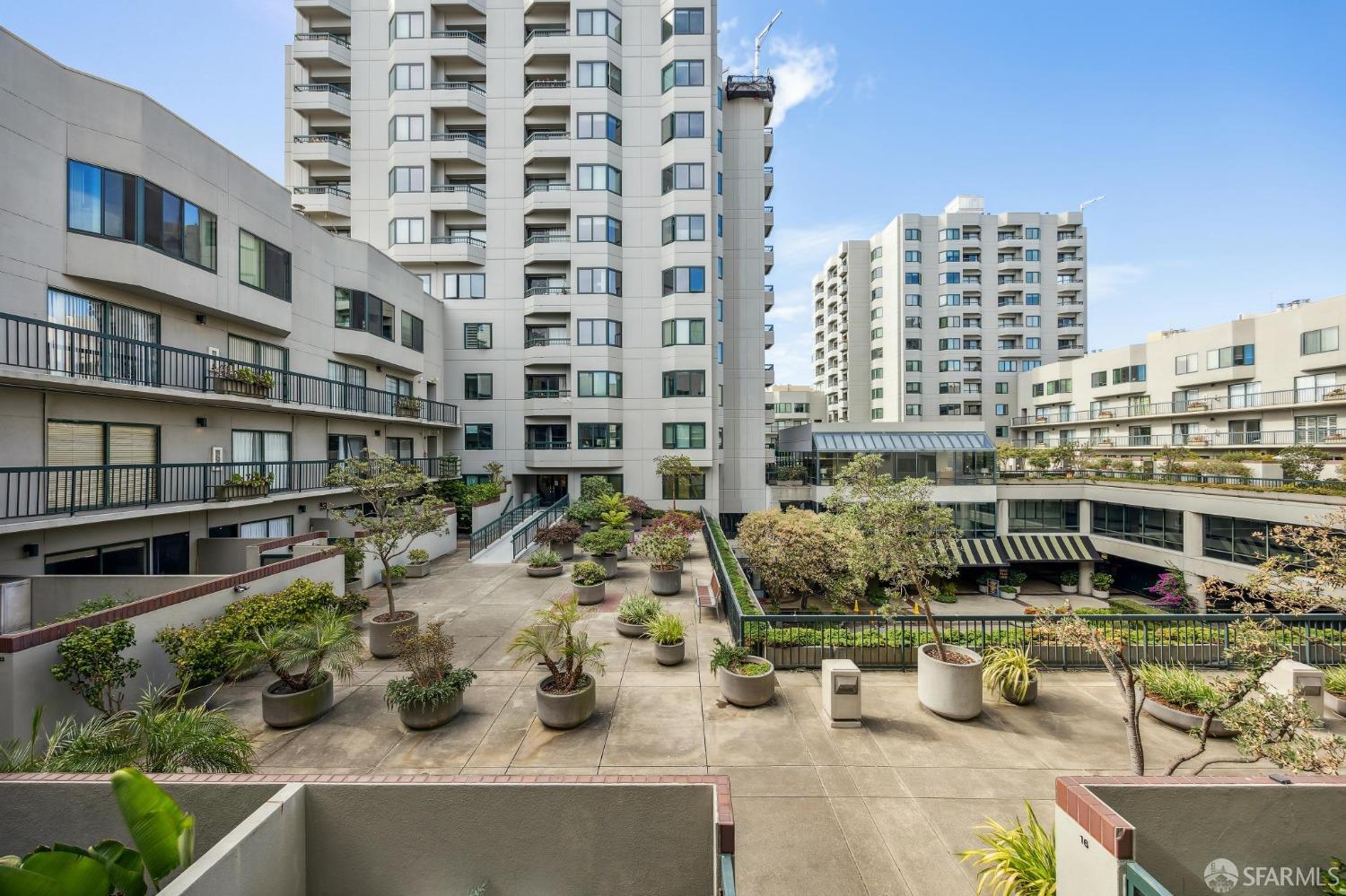 Detail Gallery Image 4 of 46 For 601 Van Ness Ave #17,  San Francisco,  CA 94102 - 2 Beds | 2 Baths