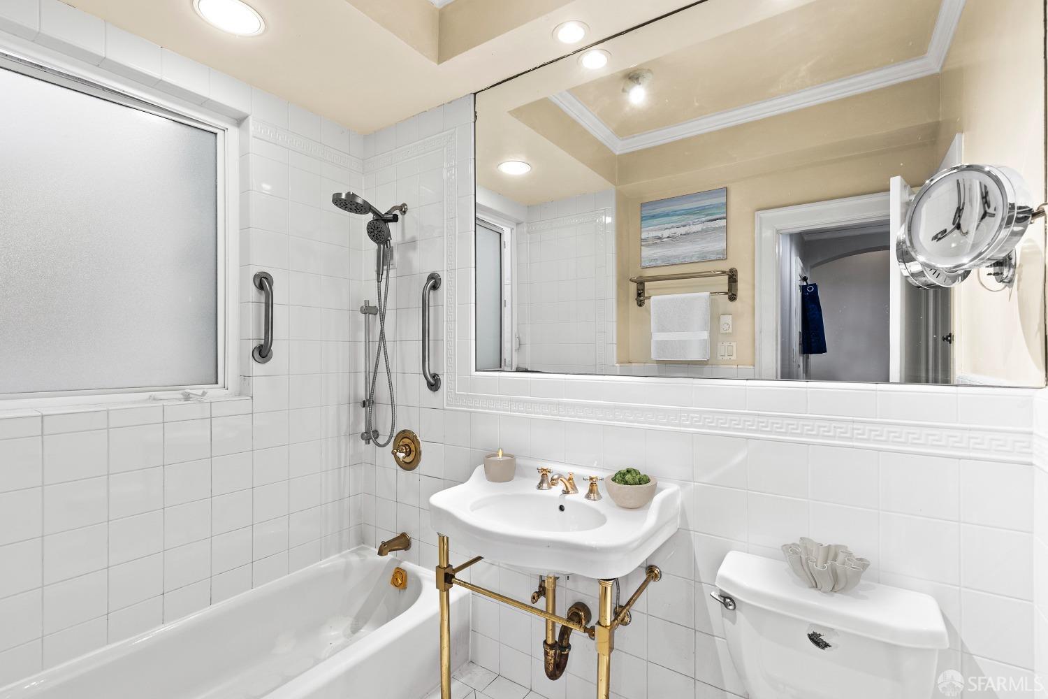 Detail Gallery Image 23 of 40 For 747 Leavenworth St #3,  San Francisco,  CA 94109 - 3 Beds | 2 Baths