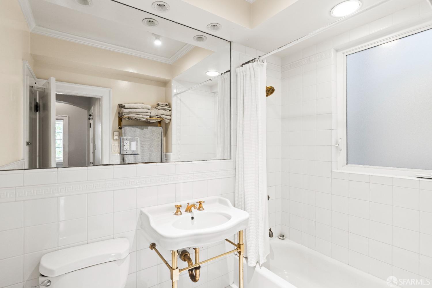 Detail Gallery Image 35 of 40 For 747 Leavenworth St #3,  San Francisco,  CA 94109 - 3 Beds | 2 Baths