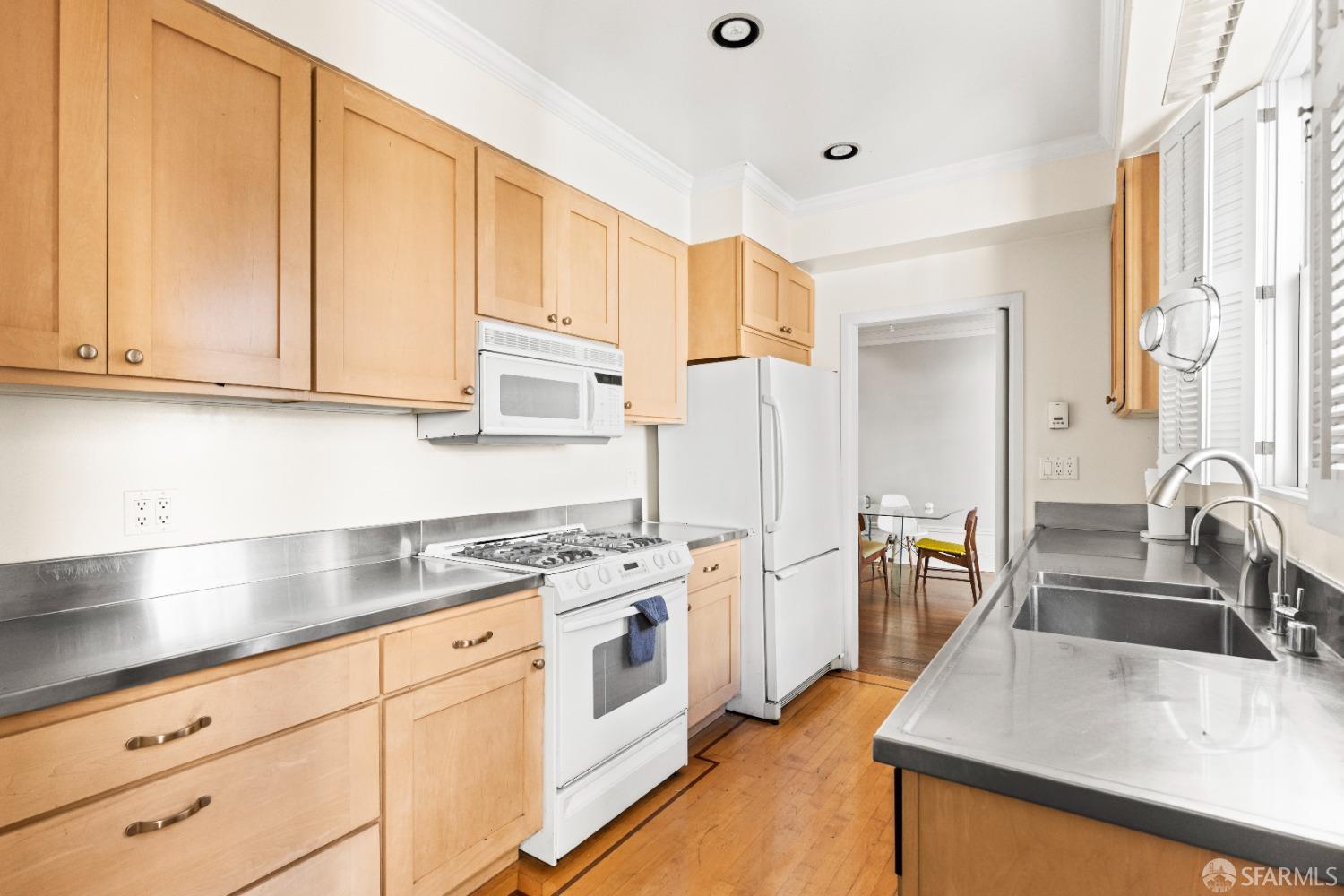 Detail Gallery Image 11 of 40 For 747 Leavenworth St #3,  San Francisco,  CA 94109 - 3 Beds | 2 Baths