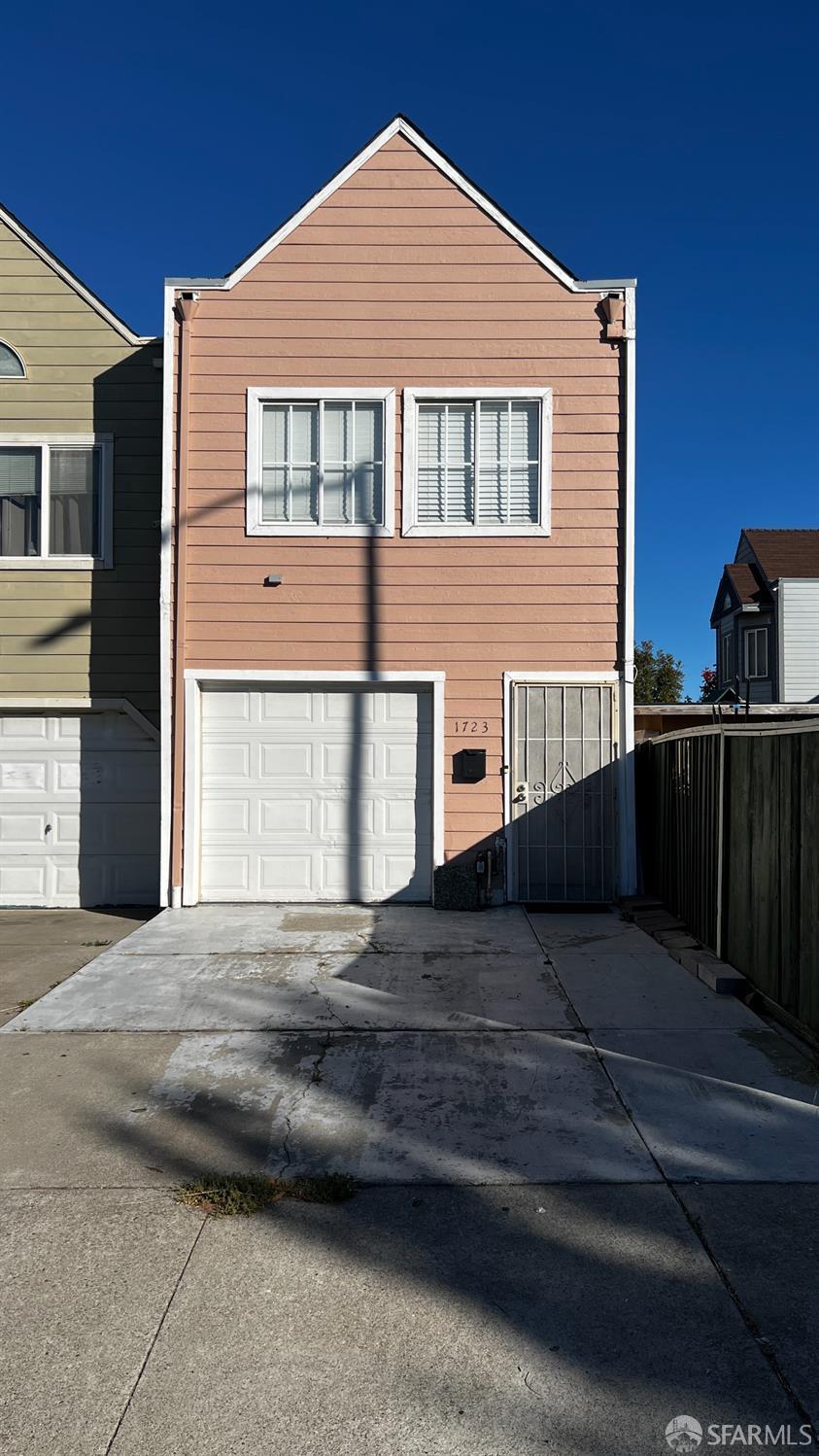 Detail Gallery Image 1 of 10 For 1723 Livingston Ln, Richmond,  CA 94801 - 2 Beds | 2 Baths