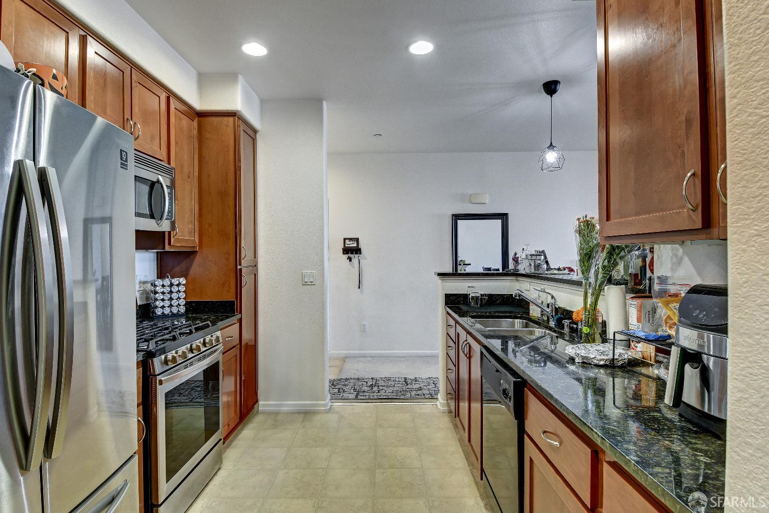 Detail Gallery Image 5 of 10 For 1388 Broadway Ave #268,  Millbrae,  CA 94030 - 2 Beds | 2 Baths