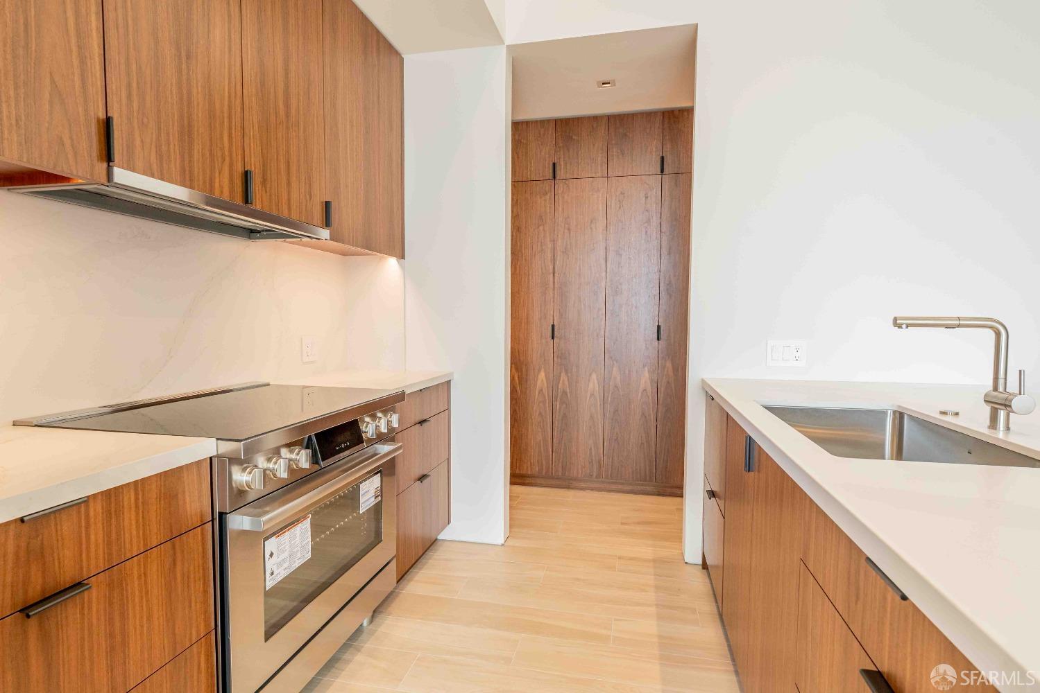 Detail Gallery Image 3 of 14 For 1333 Jones St #1702,  San Francisco,  CA 94109 - 2 Beds | 2 Baths