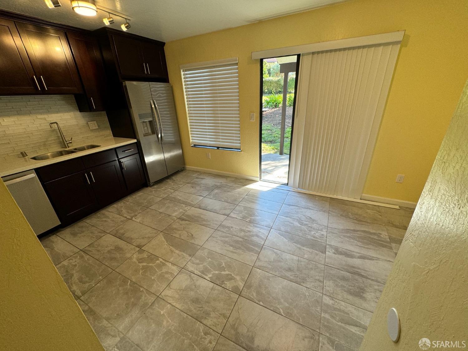 Detail Gallery Image 4 of 15 For 117 Del Valle Cir, El Sobrante,  CA 94803 - 2 Beds | 1/1 Baths