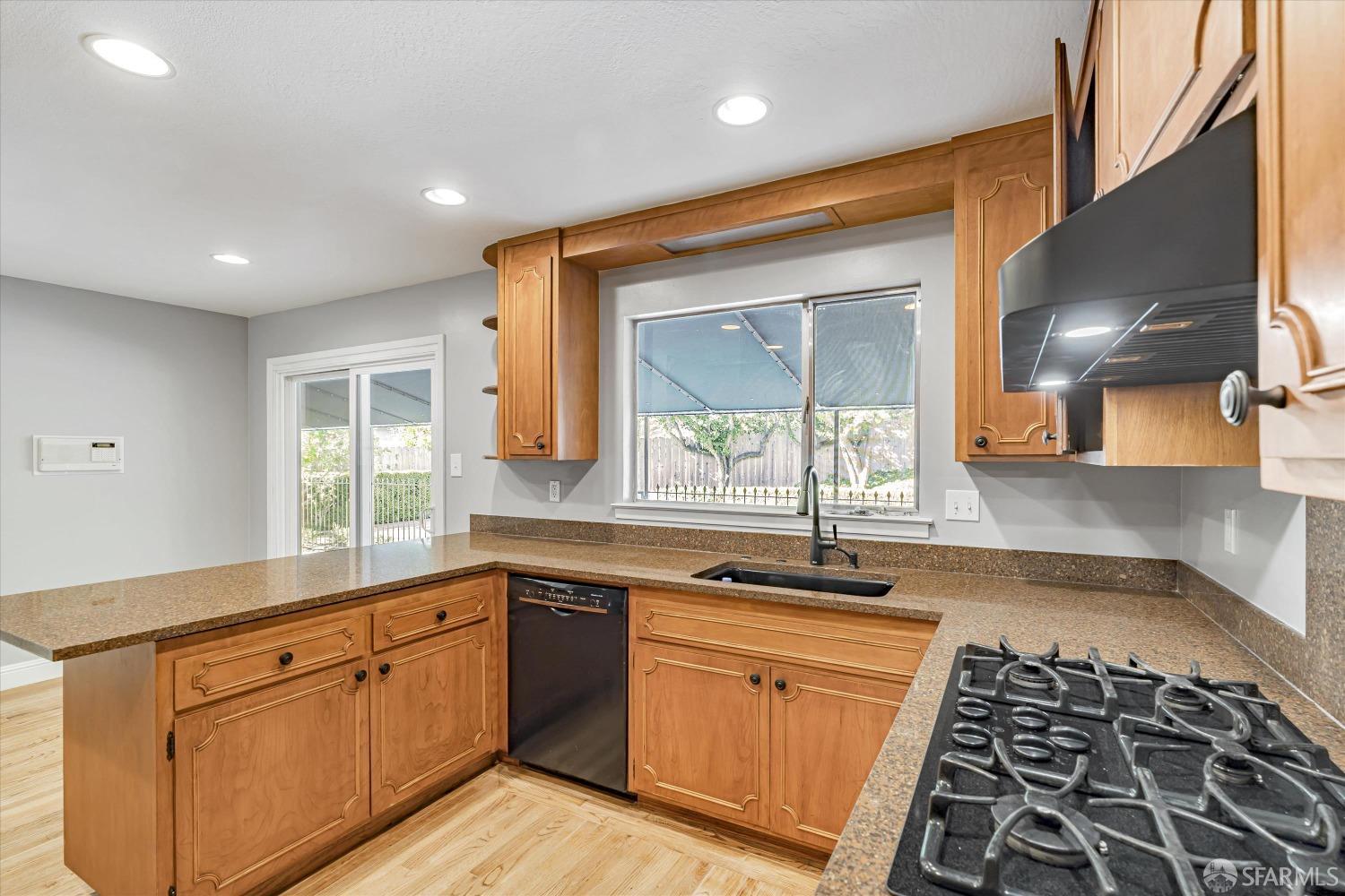 Detail Gallery Image 29 of 40 For 1528 Overland Dr, San Mateo,  CA 94403 - 4 Beds | 2/1 Baths