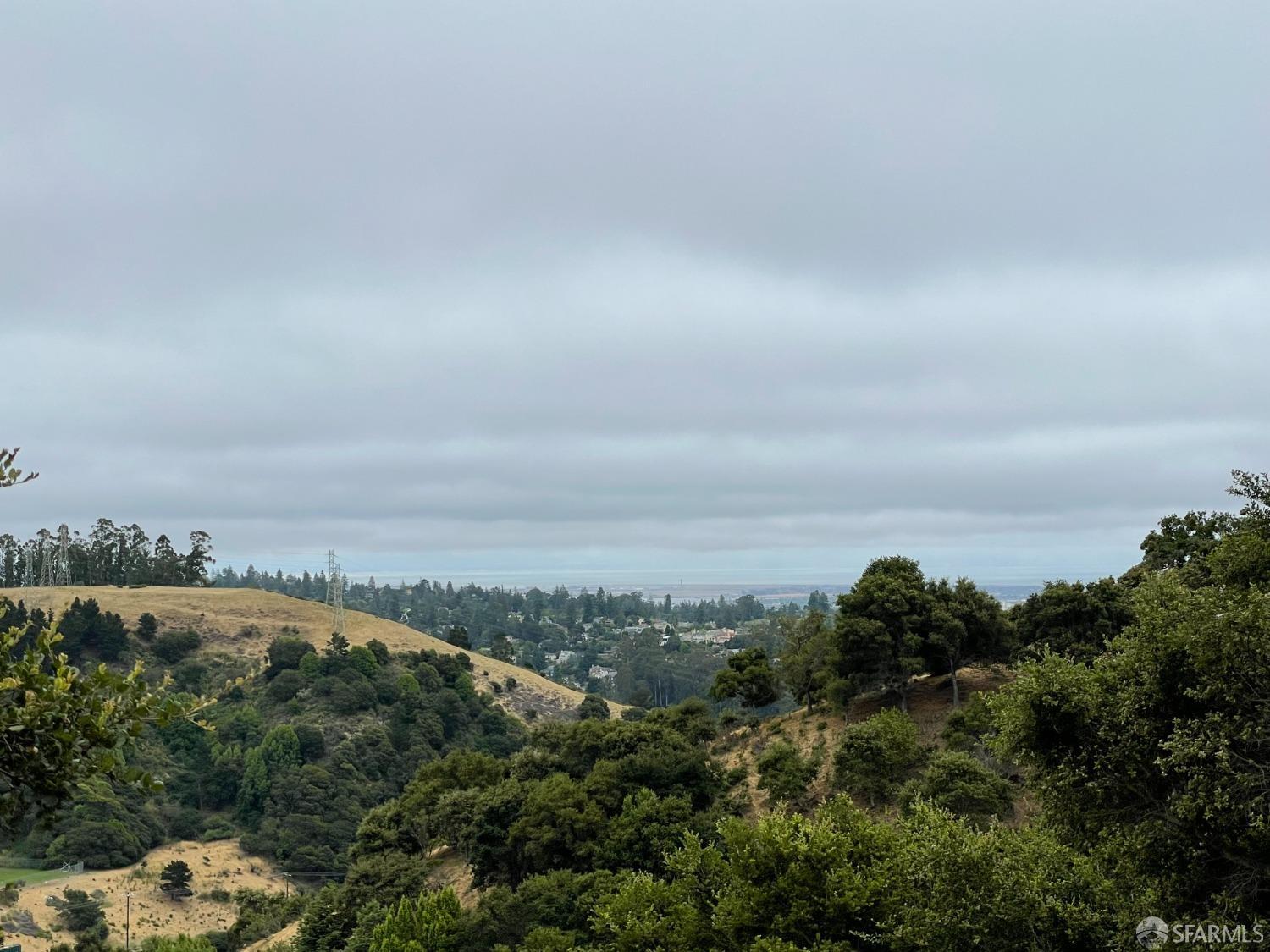 Detail Gallery Image 6 of 13 For 6700 Charing Cross Rd, Berkeley,  CA 94705 - 4 Beds | 3/1 Baths