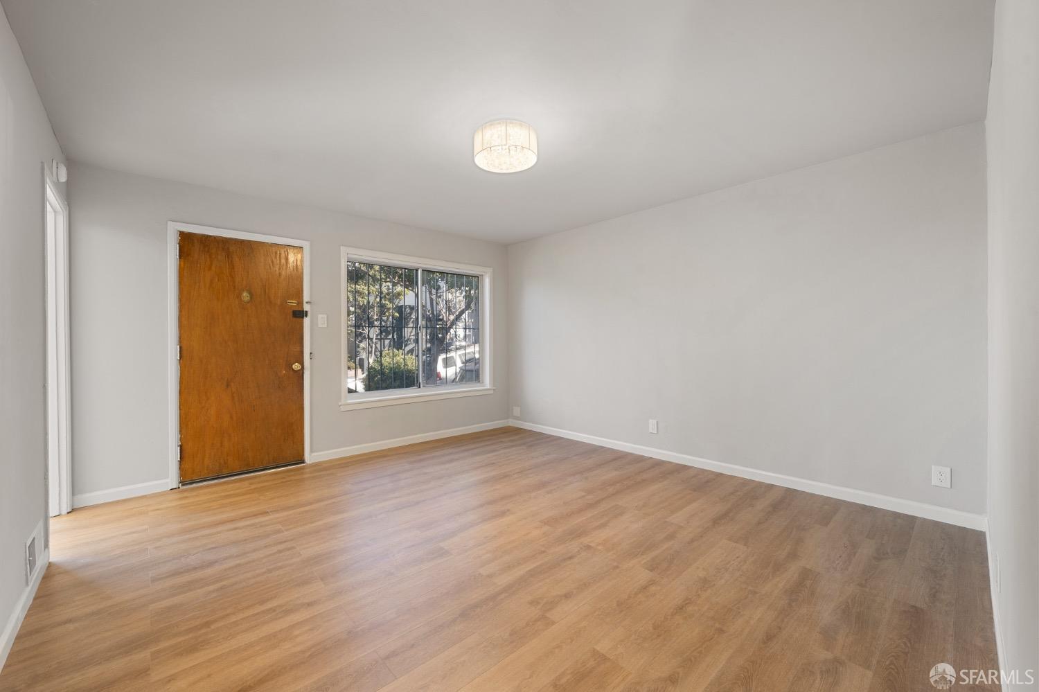 Detail Gallery Image 2 of 32 For 1433 Innes Ave, San Francisco,  CA 94124 - 2 Beds | 2 Baths