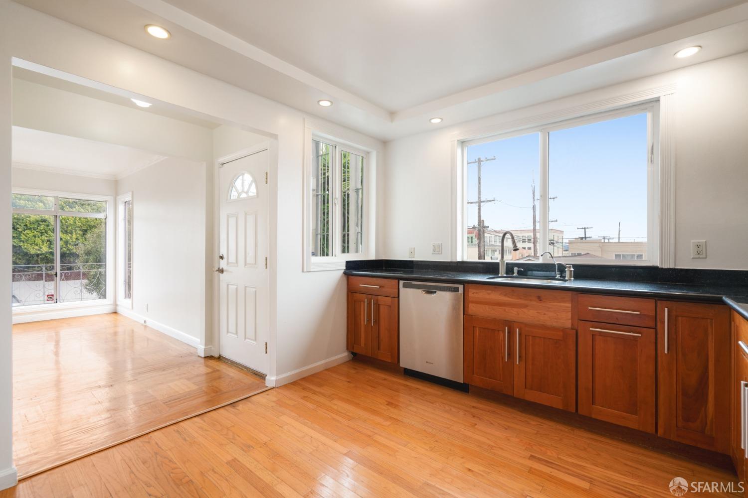 Detail Gallery Image 9 of 31 For 1325 Visitacion Ave, San Francisco,  CA 94134 - 4 Beds | 2 Baths