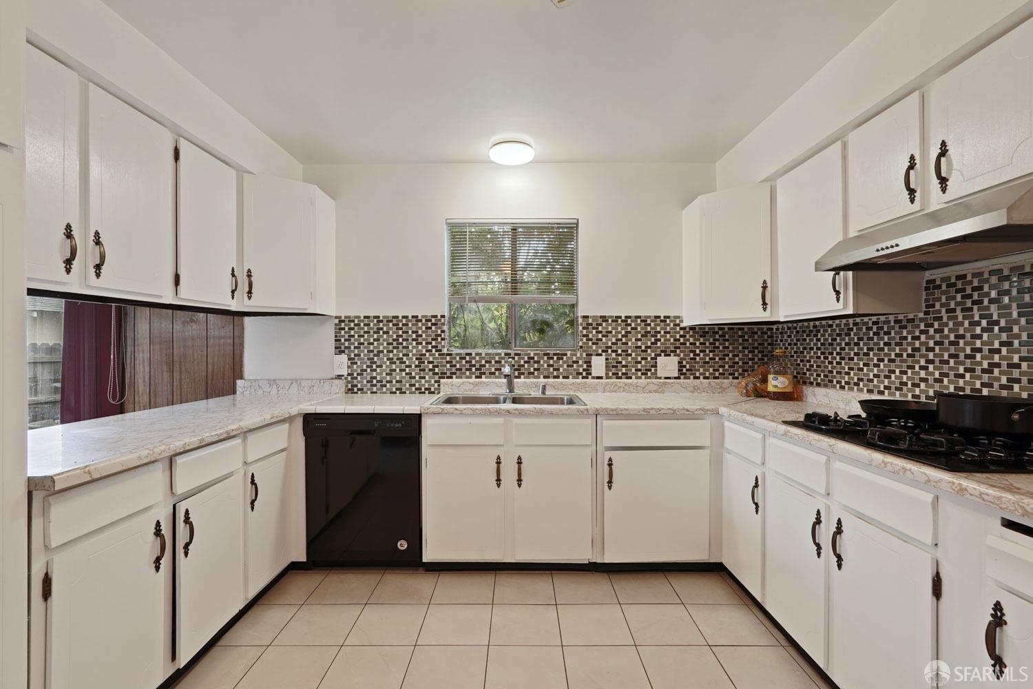 Detail Gallery Image 16 of 44 For 1307 Windermere Ave, Menlo Park,  CA 94025 - 4 Beds | 2/1 Baths