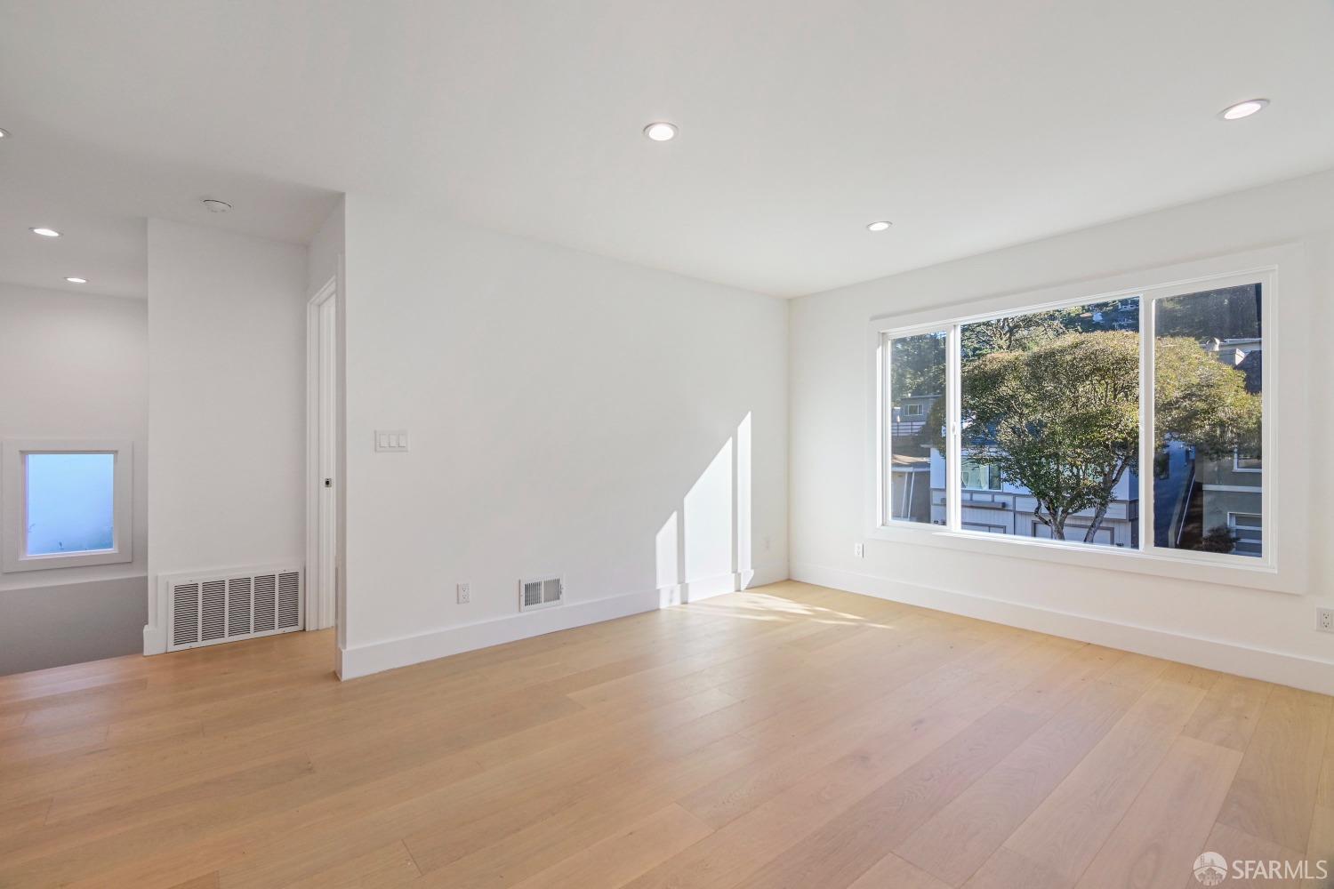 Detail Gallery Image 13 of 39 For 68 Dellbrook Ave, San Francisco,  CA 94131 - 3 Beds | 2 Baths