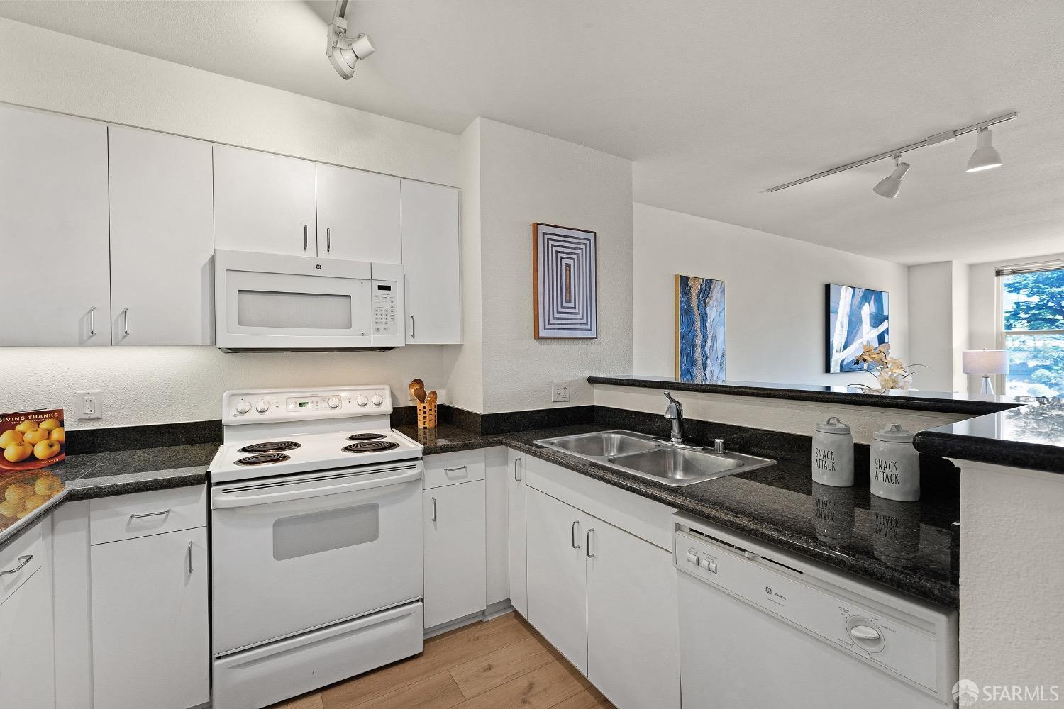Photo #4: 424083803 Listing 