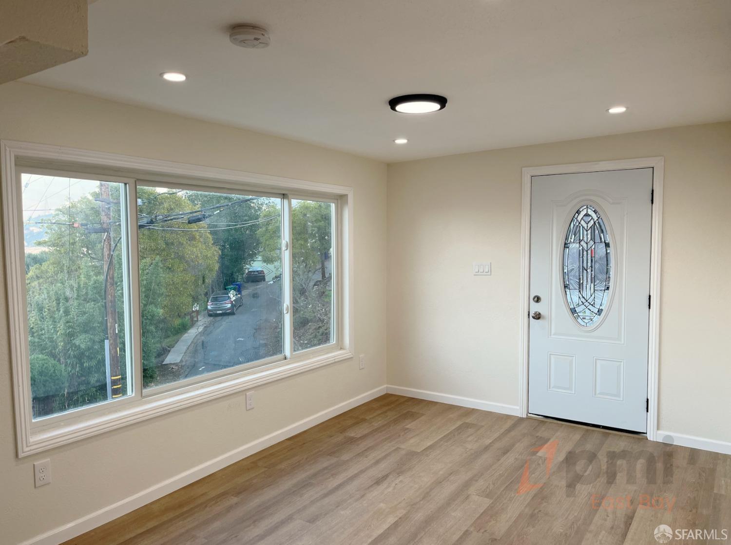 Detail Gallery Image 3 of 10 For 303 Virginia St #B,  Crockett,  CA 94525 - 3 Beds | 1 Baths