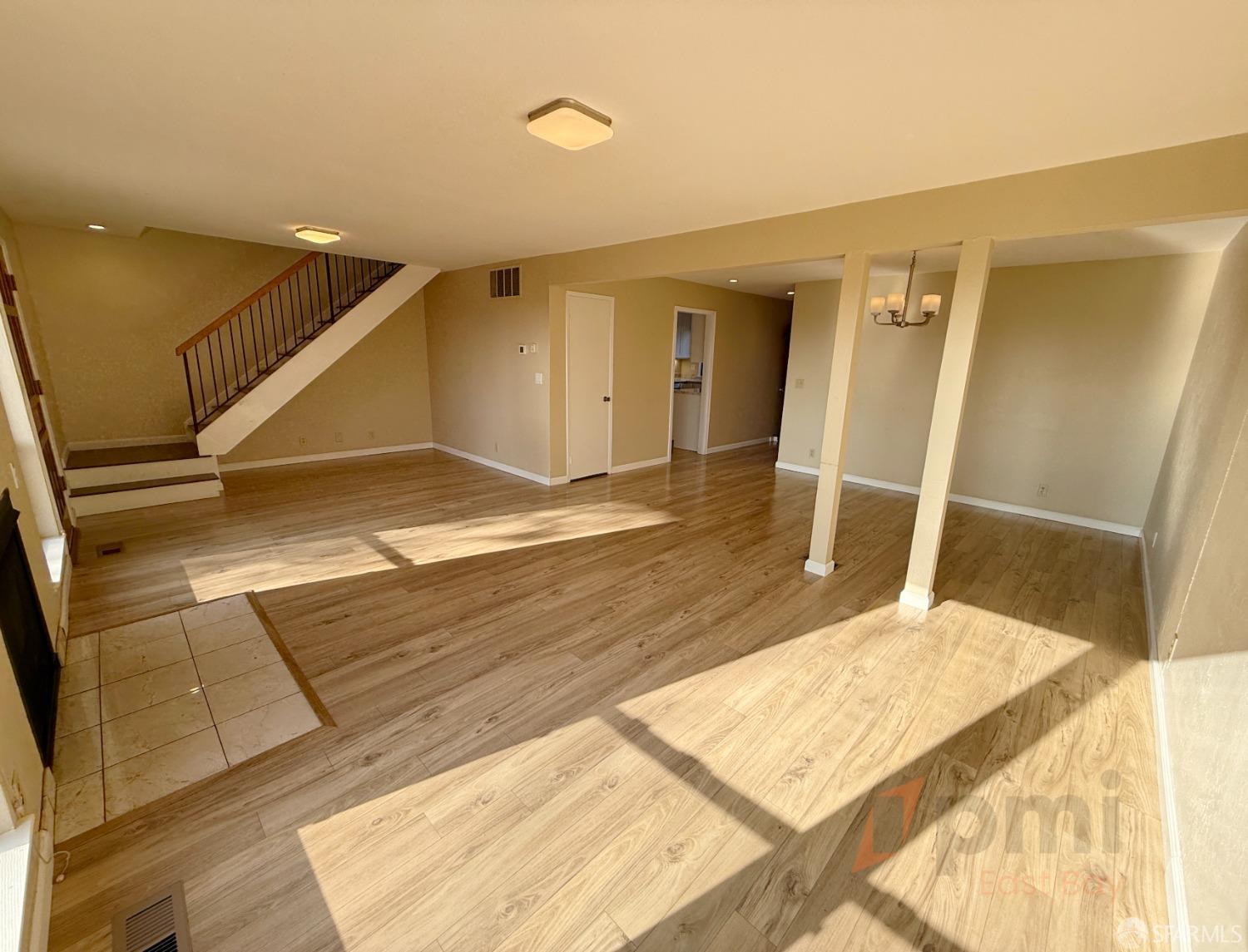 Detail Gallery Image 3 of 15 For 305 Thistle Cir, Martinez,  CA 94553 - 3 Beds | 2/1 Baths