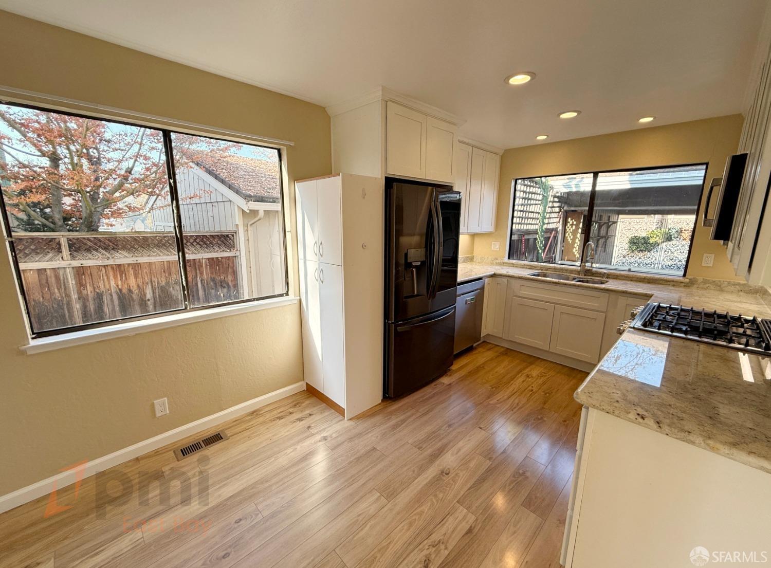 Detail Gallery Image 4 of 15 For 305 Thistle Cir, Martinez,  CA 94553 - 3 Beds | 2/1 Baths