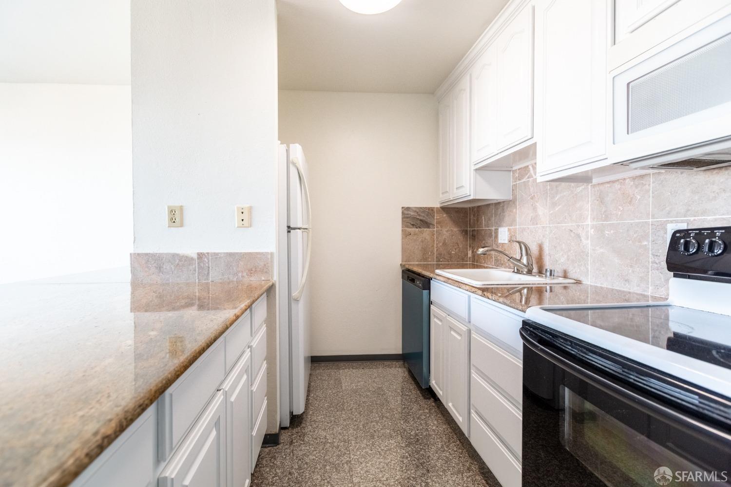 Detail Gallery Image 5 of 7 For 811 Burnett Ave #1,  San Francisco,  CA 94131 - 1 Beds | 1 Baths