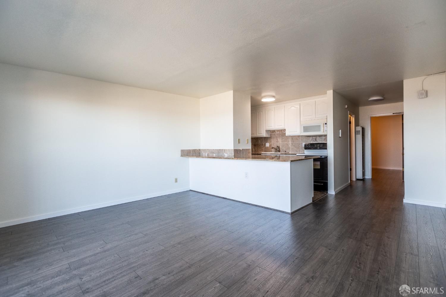 Detail Gallery Image 4 of 7 For 811 Burnett Ave #1,  San Francisco,  CA 94131 - 1 Beds | 1 Baths