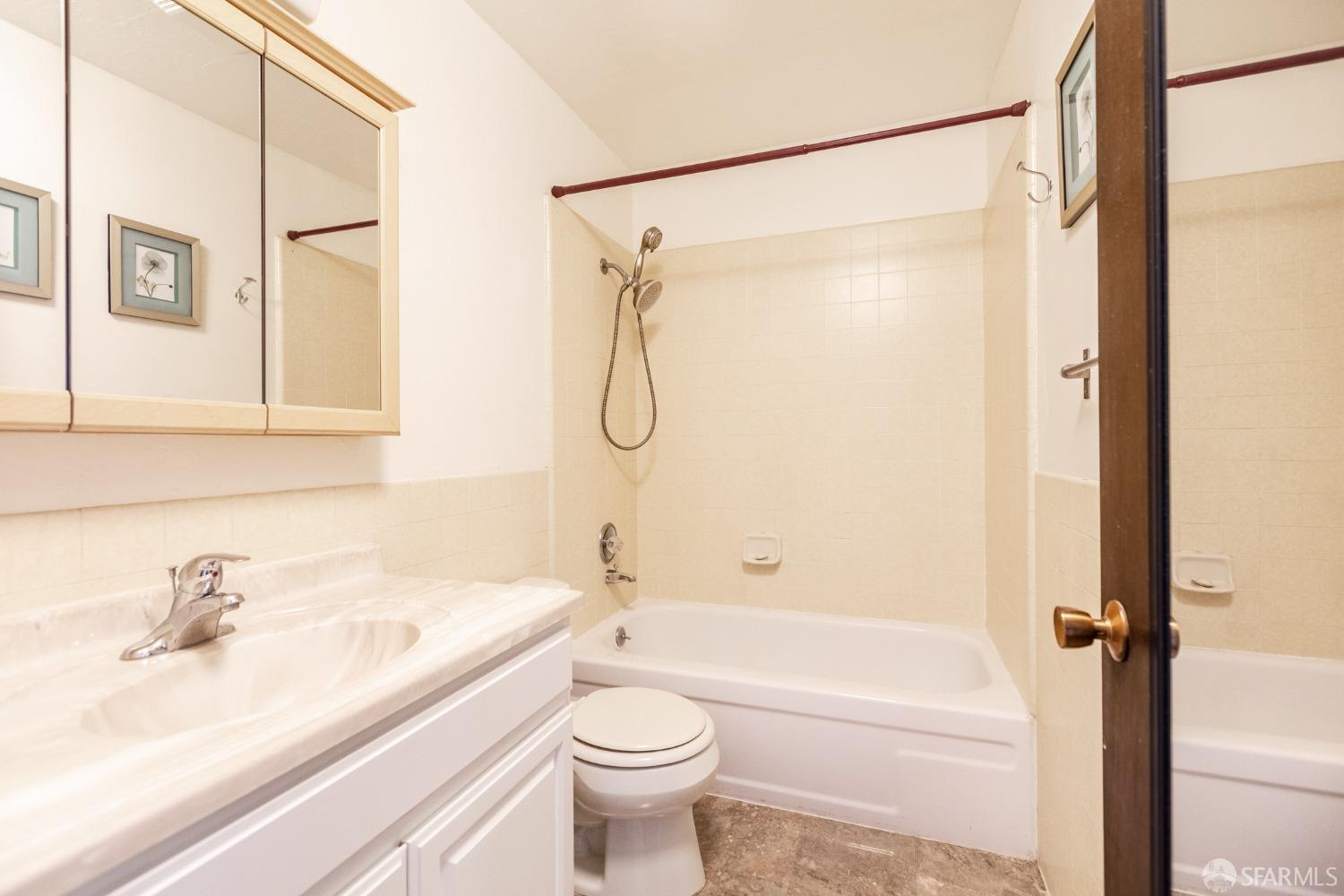 Detail Gallery Image 7 of 7 For 811 Burnett Ave #1,  San Francisco,  CA 94131 - 1 Beds | 1 Baths