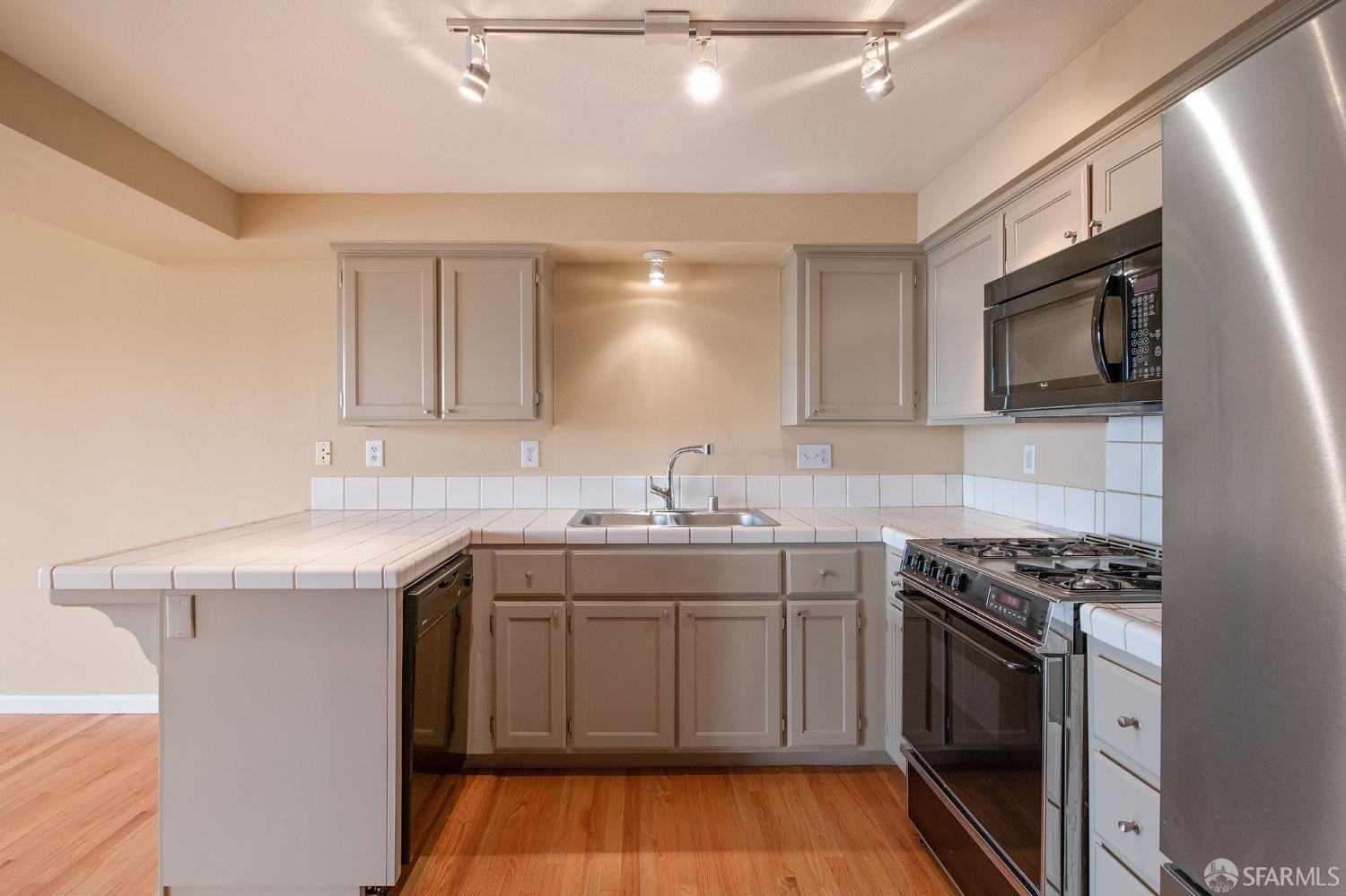 Detail Gallery Image 36 of 54 For 4369 Terrabella Way, Oakland,  CA 94619 - 3 Beds | 2 Baths