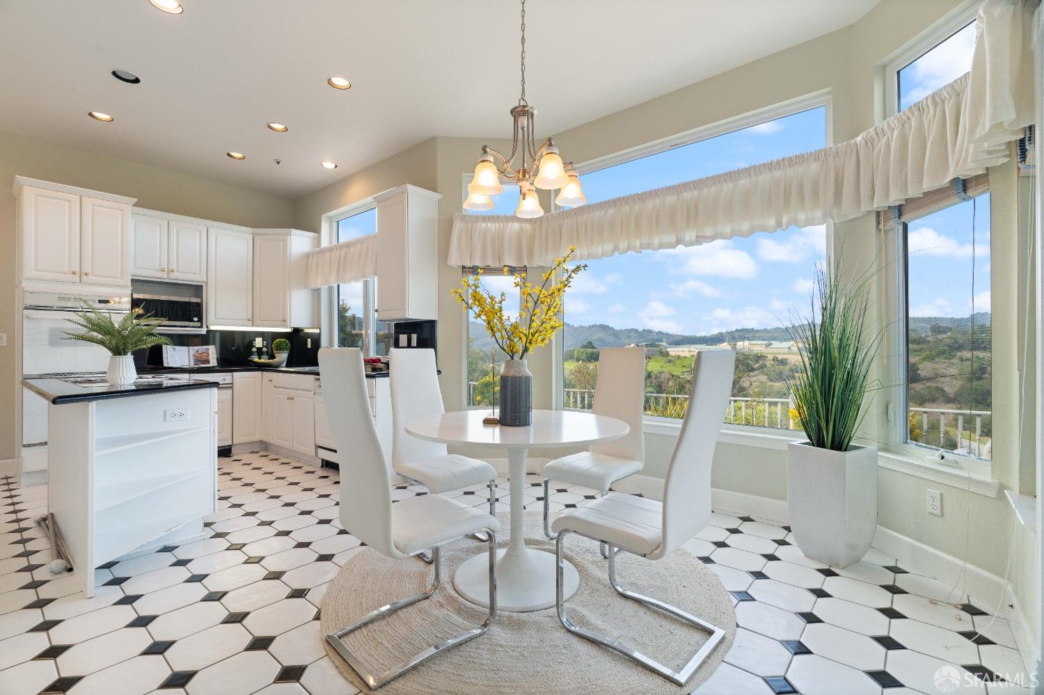 Detail Gallery Image 14 of 49 For 17 Lakewood Cir, San Mateo,  CA 94402 - 4 Beds | 3 Baths