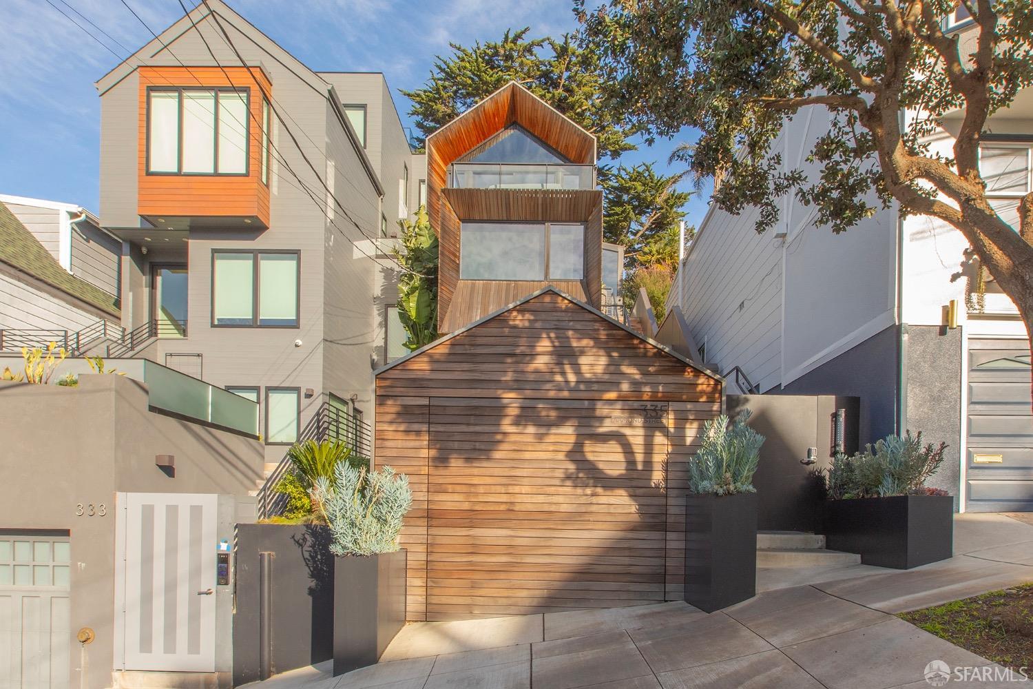 Detail Gallery Image 2 of 93 For 335 Diamond St, San Francisco,  CA 94114 - 3 Beds | 3 Baths