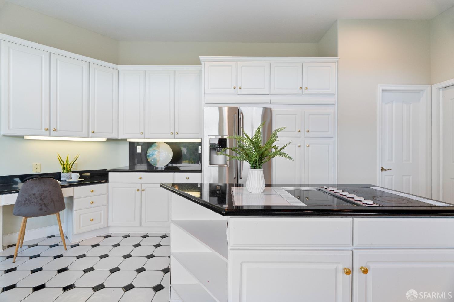 Detail Gallery Image 16 of 49 For 17 Lakewood Cir, San Mateo,  CA 94402 - 4 Beds | 3 Baths
