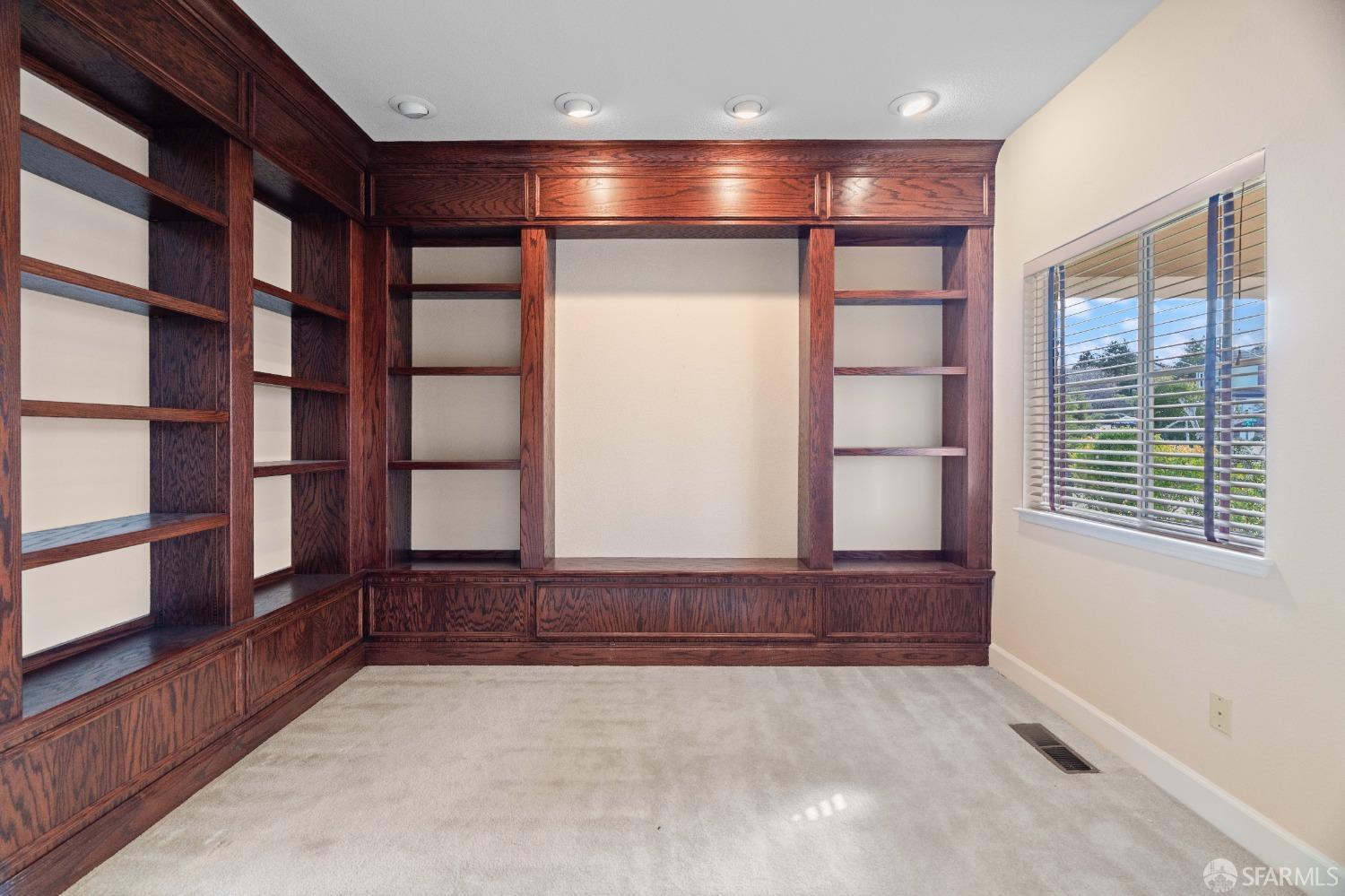 Detail Gallery Image 8 of 49 For 17 Lakewood Cir, San Mateo,  CA 94402 - 4 Beds | 3 Baths