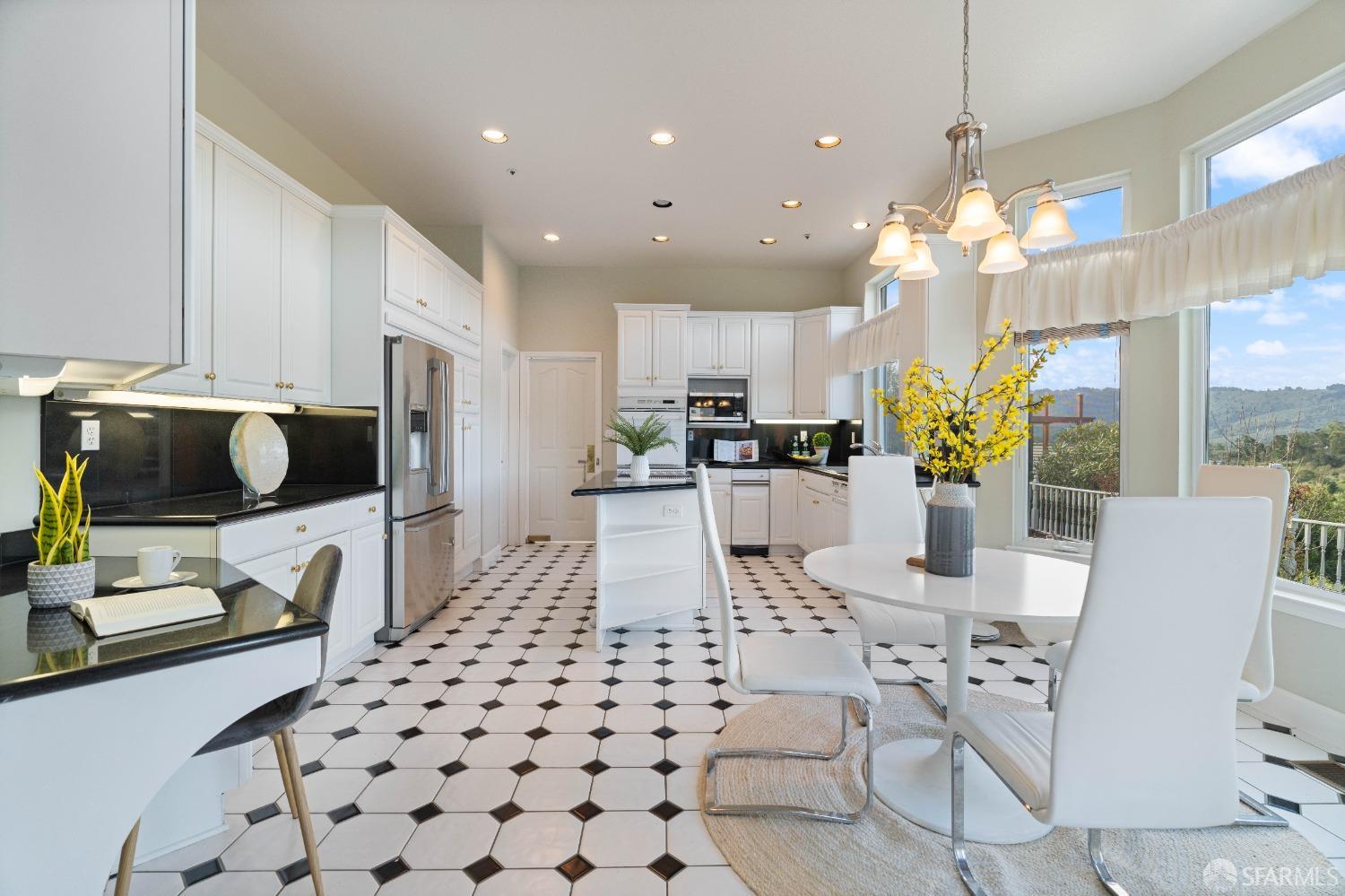 Detail Gallery Image 15 of 49 For 17 Lakewood Cir, San Mateo,  CA 94402 - 4 Beds | 3 Baths
