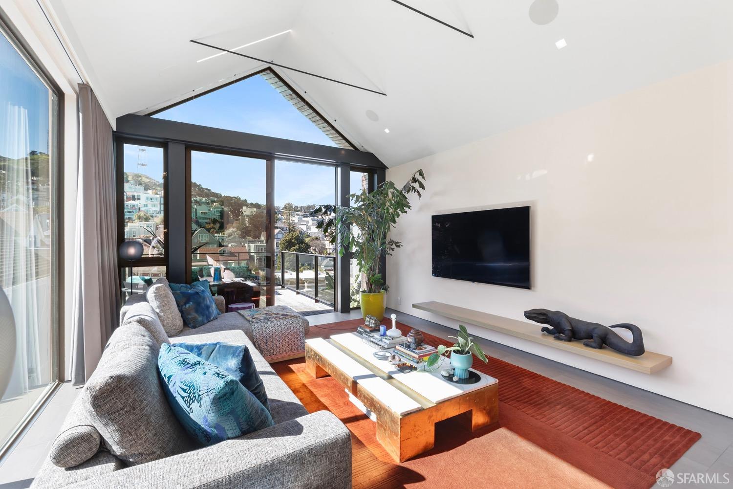 Detail Gallery Image 5 of 93 For 335 Diamond St, San Francisco,  CA 94114 - 3 Beds | 3 Baths