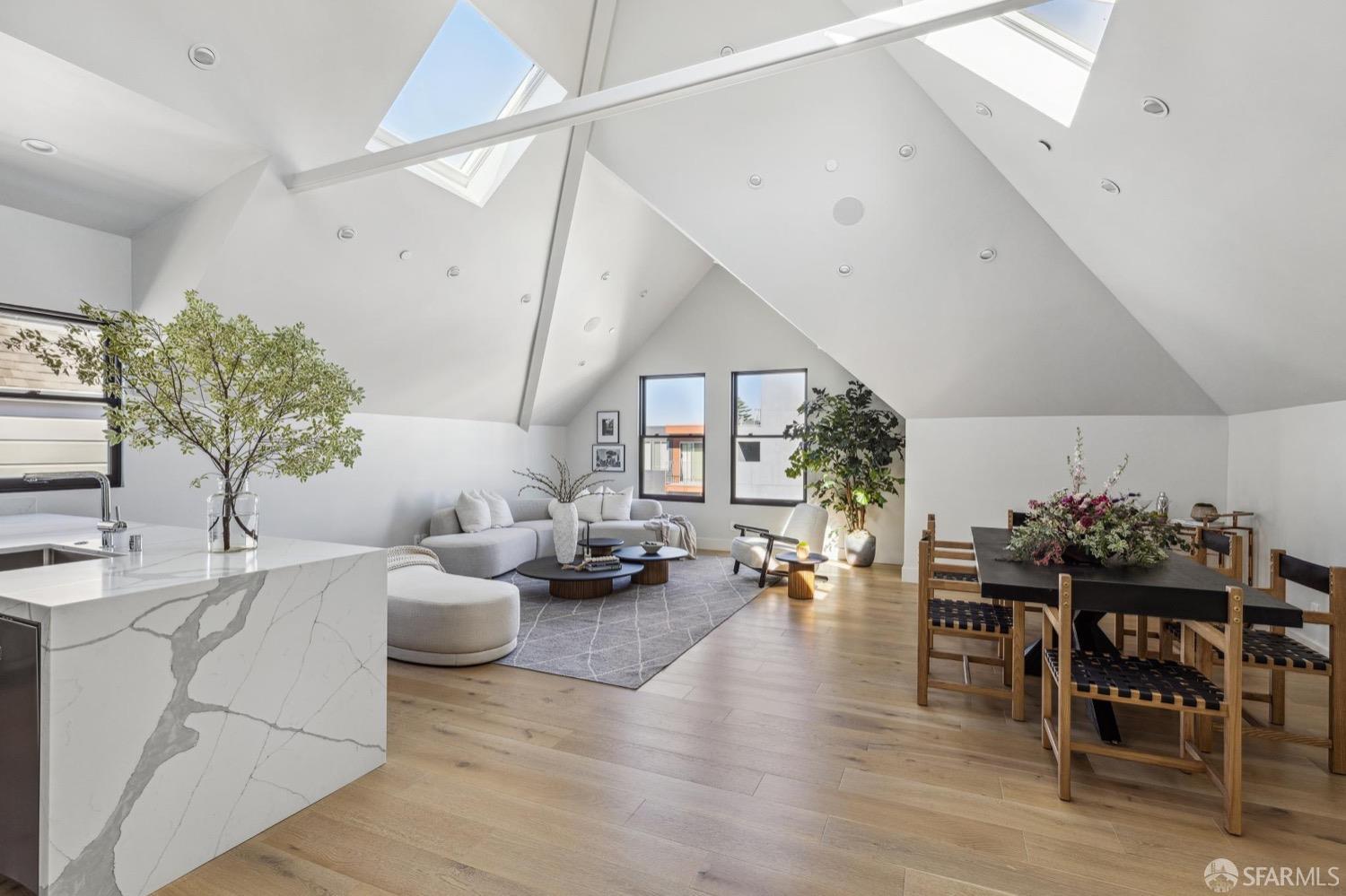 Photo #4: 425021634 Listing 