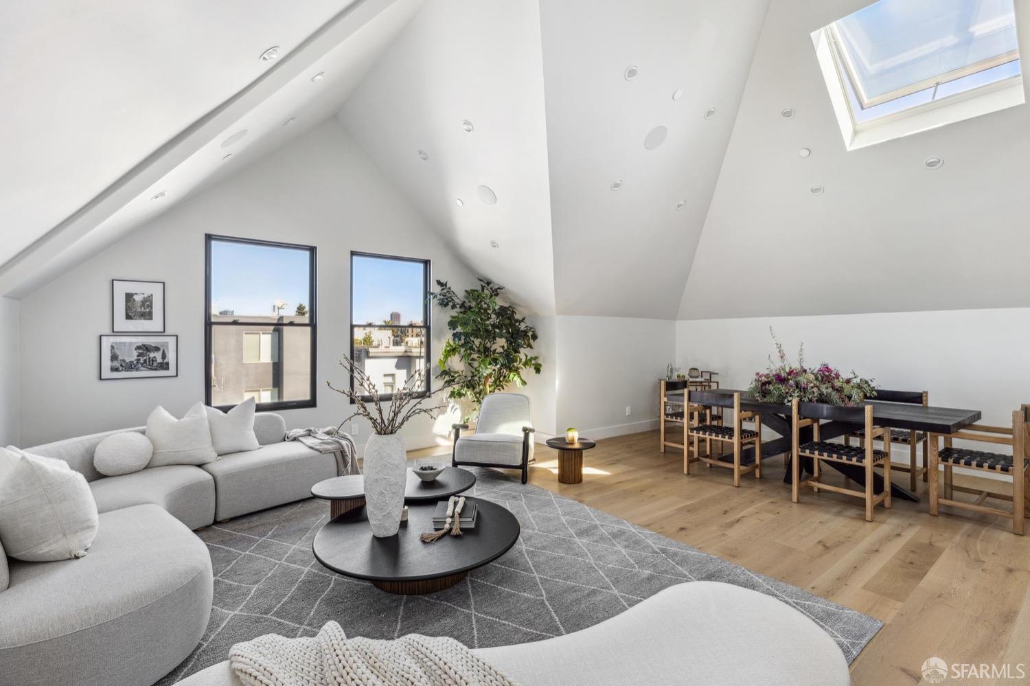 Photo #2: 425021634 Listing 