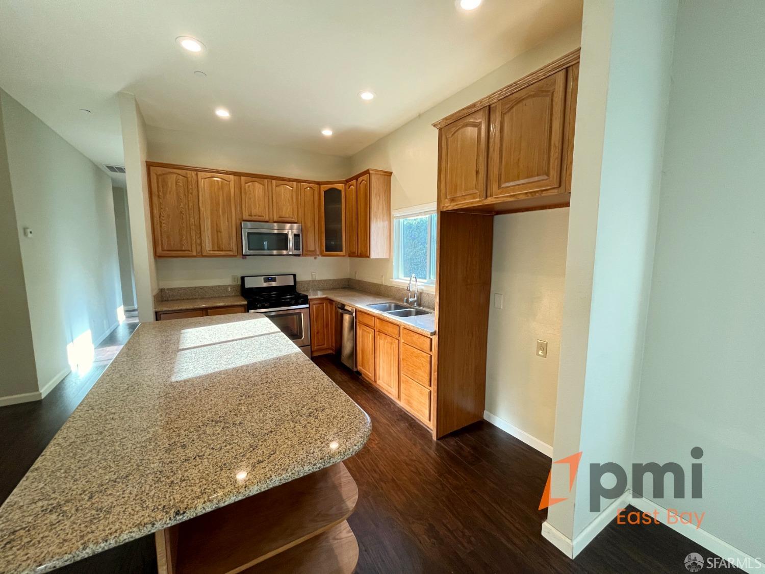 Detail Gallery Image 4 of 11 For 891 Merle Ave, Martinez,  CA 94553 - 4 Beds | 2 Baths