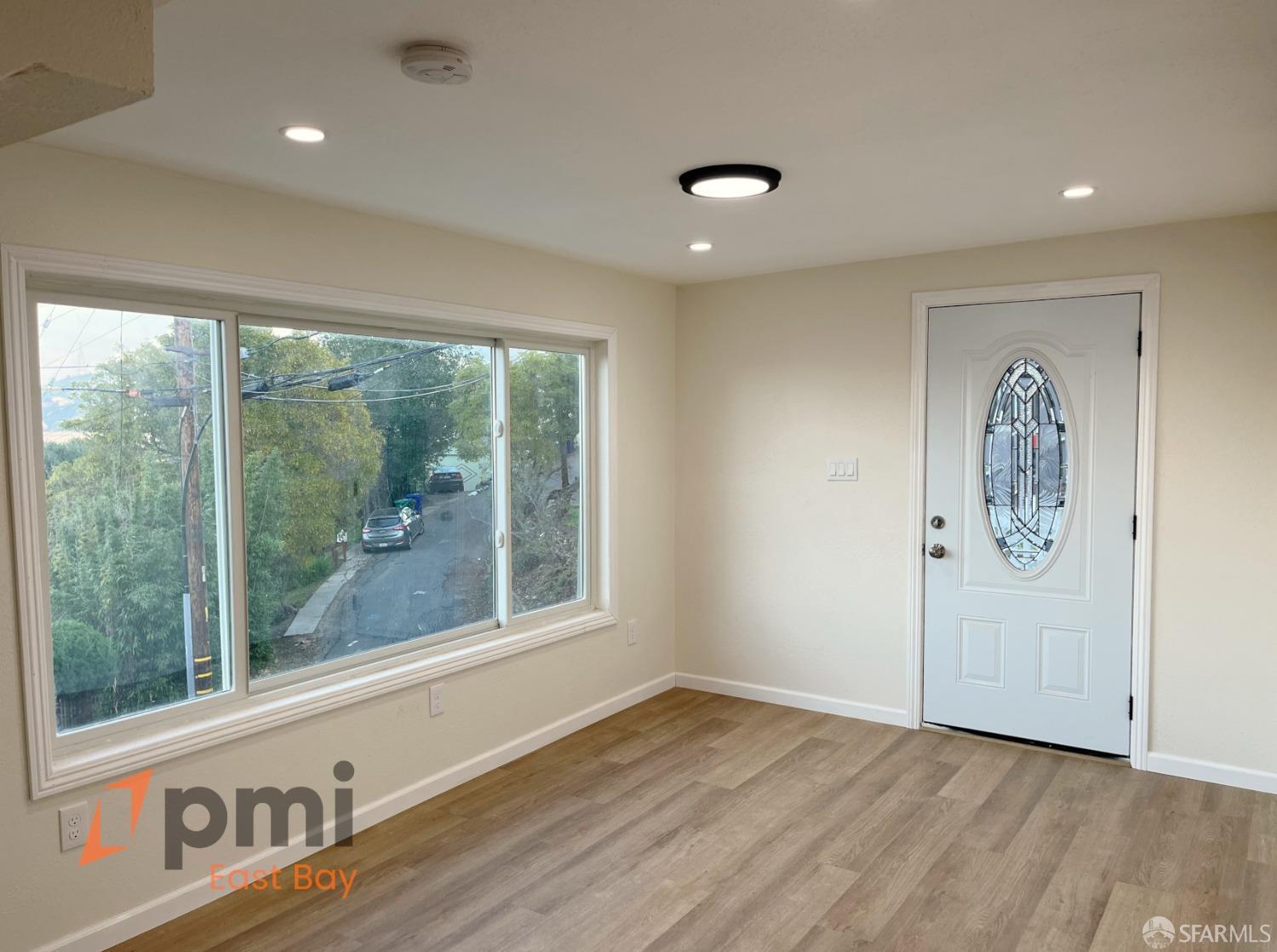 Detail Gallery Image 2 of 10 For 303 Virginia St #B,  Crockett,  CA 94525 - 3 Beds | 1 Baths