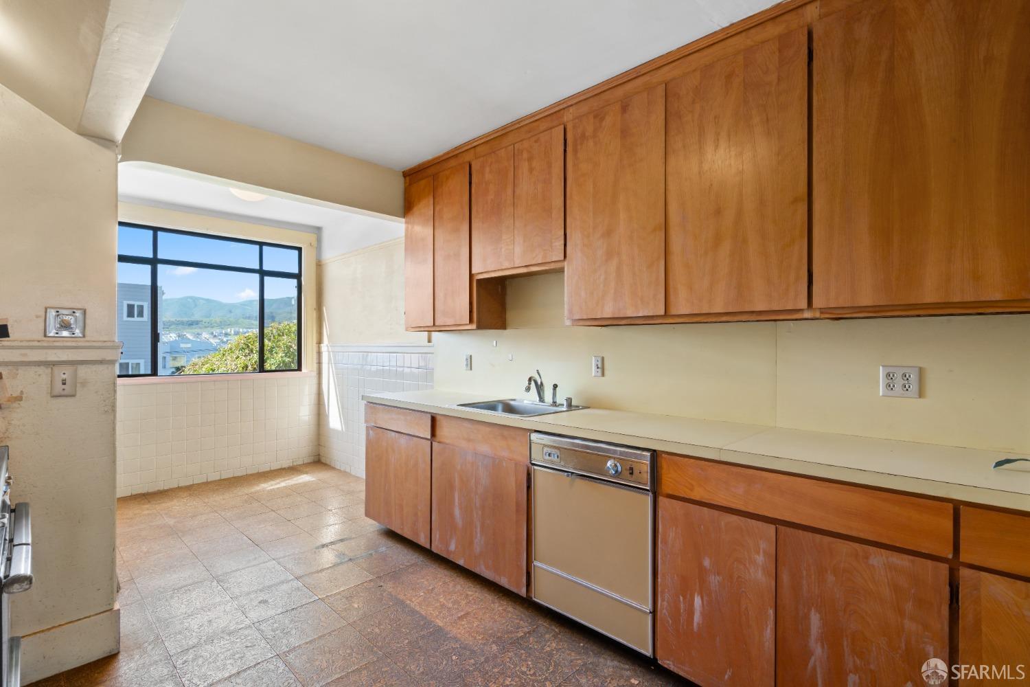 Detail Gallery Image 4 of 32 For 227 Arleta Ave, San Francisco,  CA 94134 - 3 Beds | 1/1 Baths