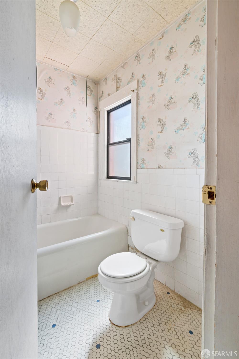 Detail Gallery Image 5 of 32 For 227 Arleta Ave, San Francisco,  CA 94134 - 3 Beds | 1/1 Baths