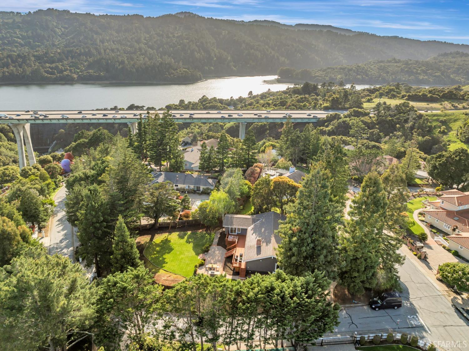 Lakeview Drive, Hillsborough, California image 50