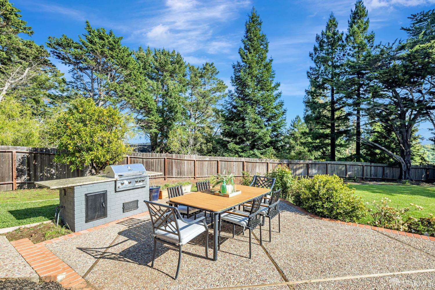 Lakeview Drive, Hillsborough, California image 36
