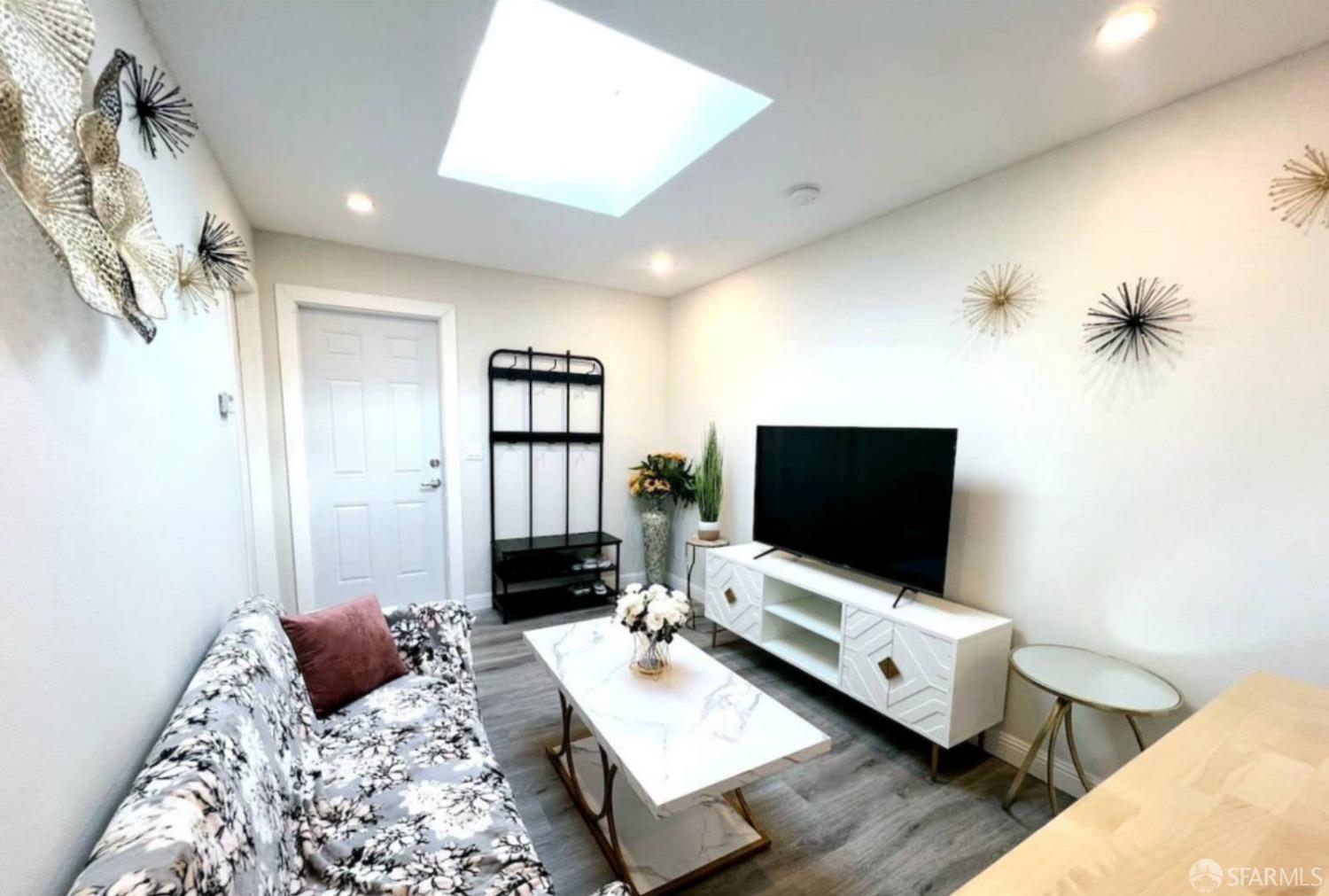 Detail Gallery Image 4 of 14 For 848 Girard St, San Francisco,  CA 94134 - 3 Beds | 1 Baths