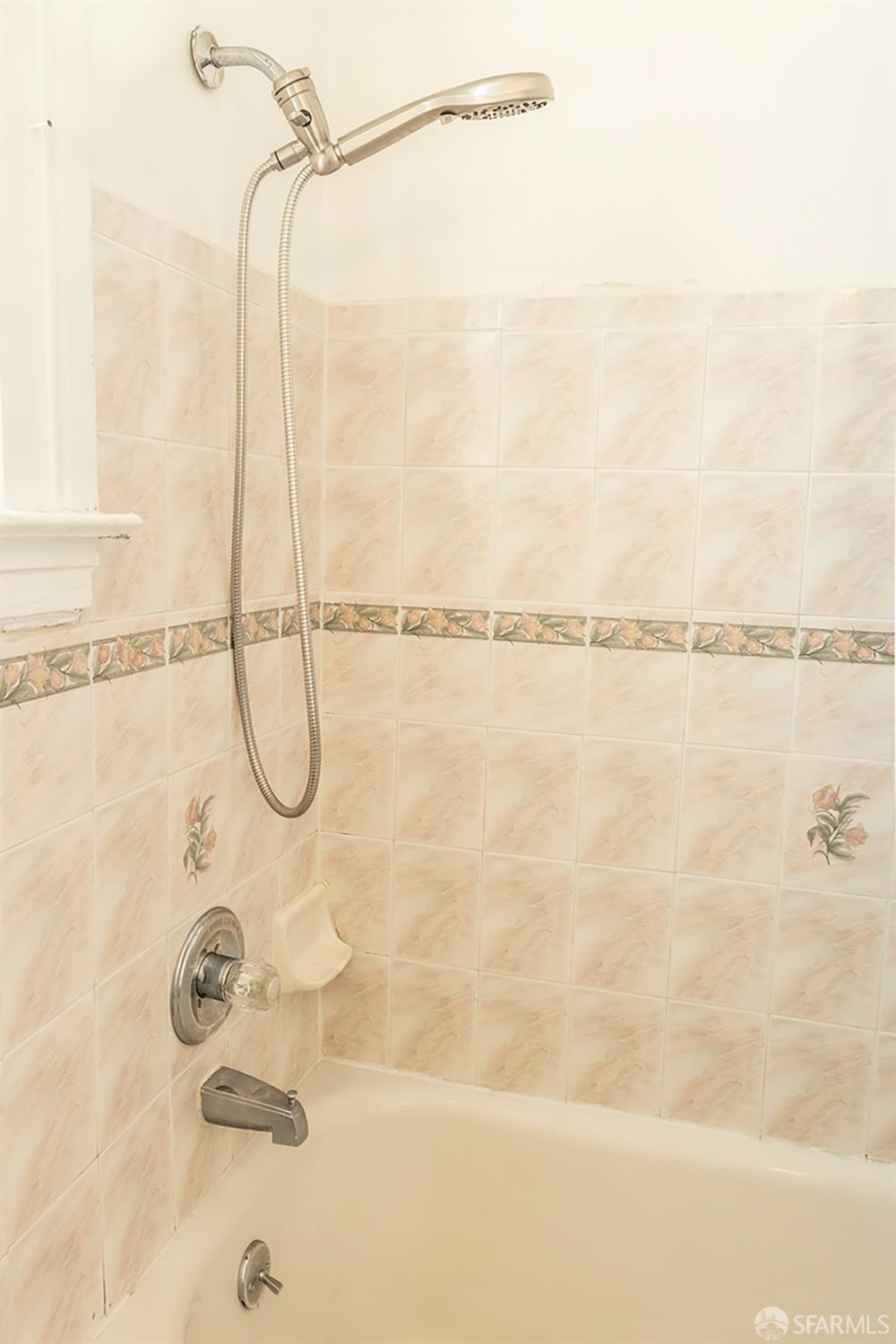 Detail Gallery Image 5 of 5 For 1364 Kearny St, San Francisco,  CA 94133 - 2 Beds | 1 Baths