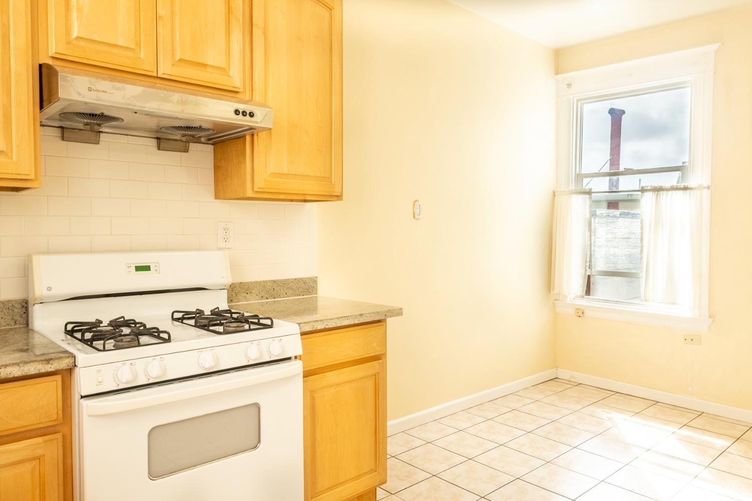 Detail Gallery Image 2 of 5 For 1364 Kearny St, San Francisco,  CA 94133 - 2 Beds | 1 Baths