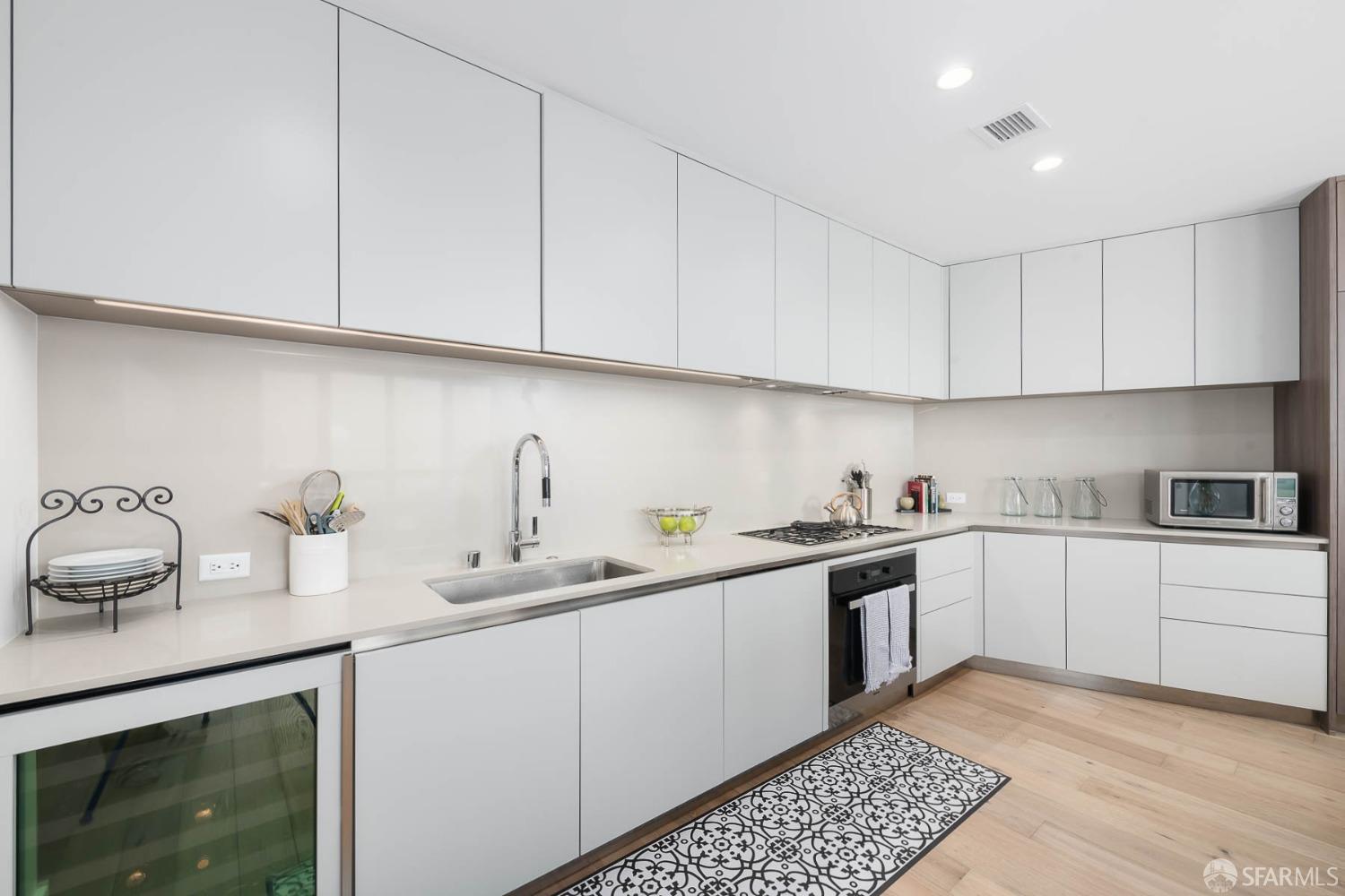 Detail Gallery Image 8 of 41 For 1 Bristol Ct #304,  San Francisco,  CA 94130 - 2 Beds | 2/1 Baths