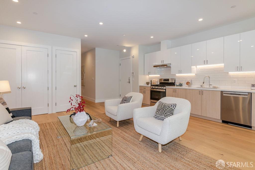 Photo #3: 425029953 Listing 