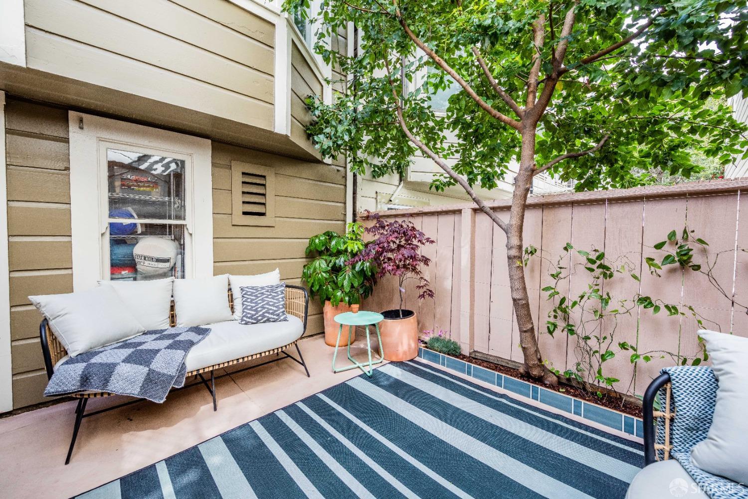 Detail Gallery Image 2 of 24 For 1490 Francisco St #3,  San Francisco,  CA 94123 - 2 Beds | 1/1 Baths