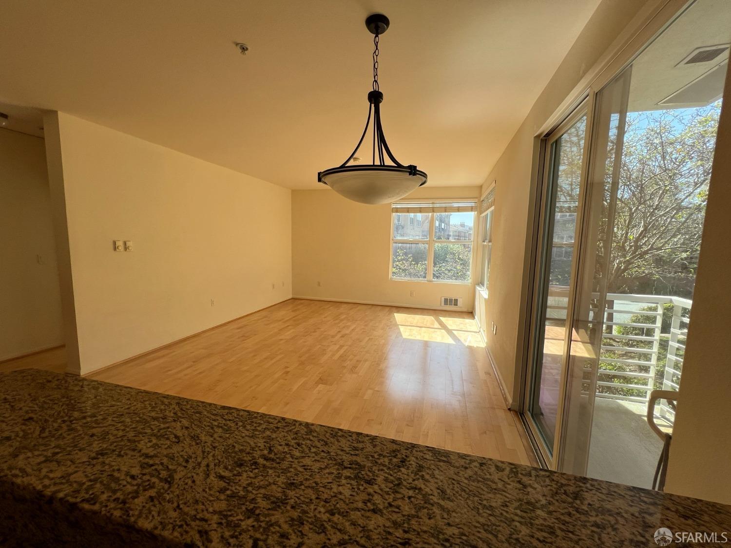 Detail Gallery Image 6 of 19 For 301 Crescent Ct #3214,  San Francisco,  CA 94134 - 2 Beds | 2 Baths