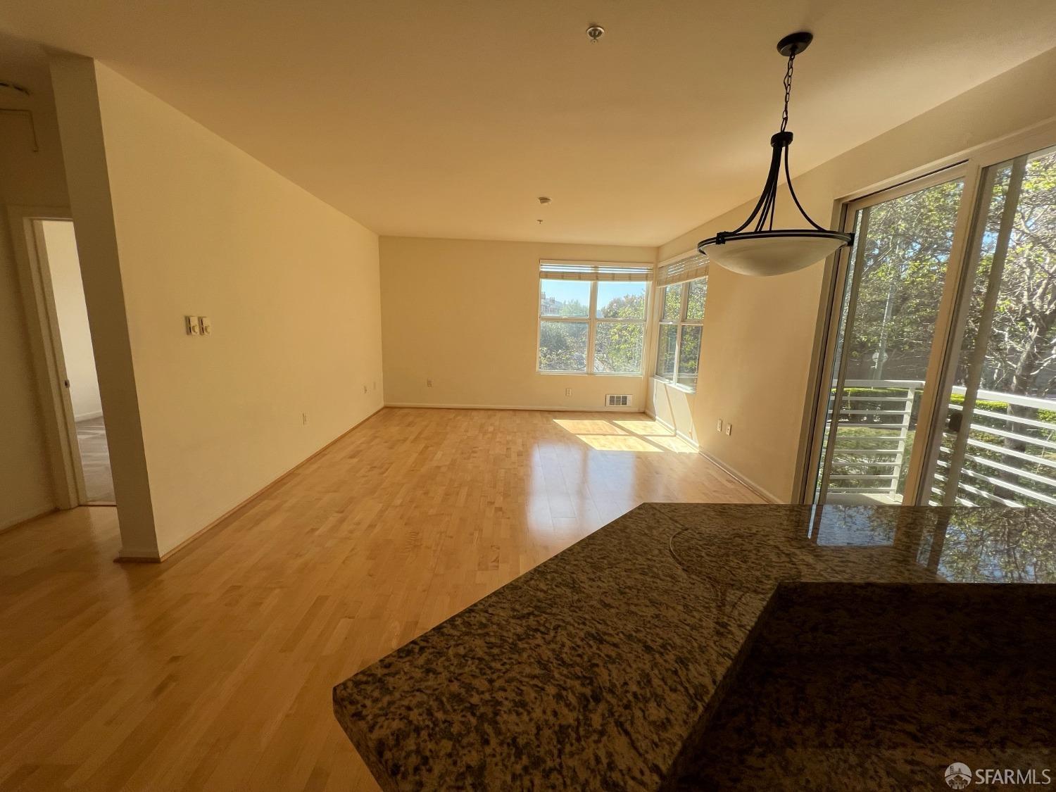 Detail Gallery Image 5 of 19 For 301 Crescent Ct #3214,  San Francisco,  CA 94134 - 2 Beds | 2 Baths