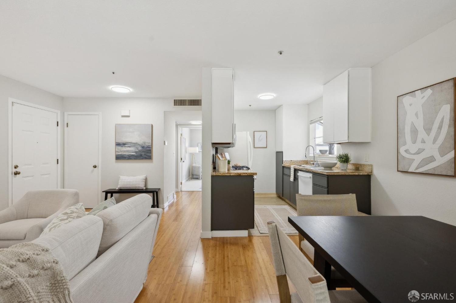 Photo #10: 425018323 Listing: Photo #10