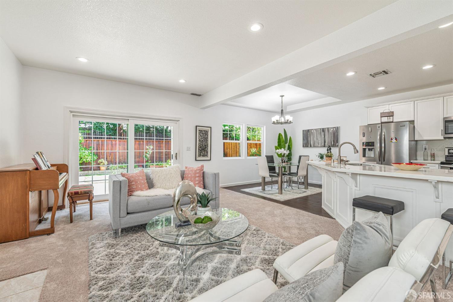 Detail Gallery Image 4 of 36 For 228 Stranahan Cir, Clayton,  CA 94517 - 3 Beds | 2/1 Baths